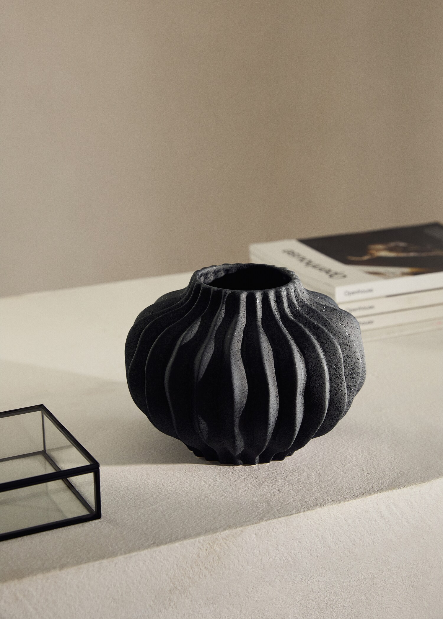 Small organic earthenware vase - General plane