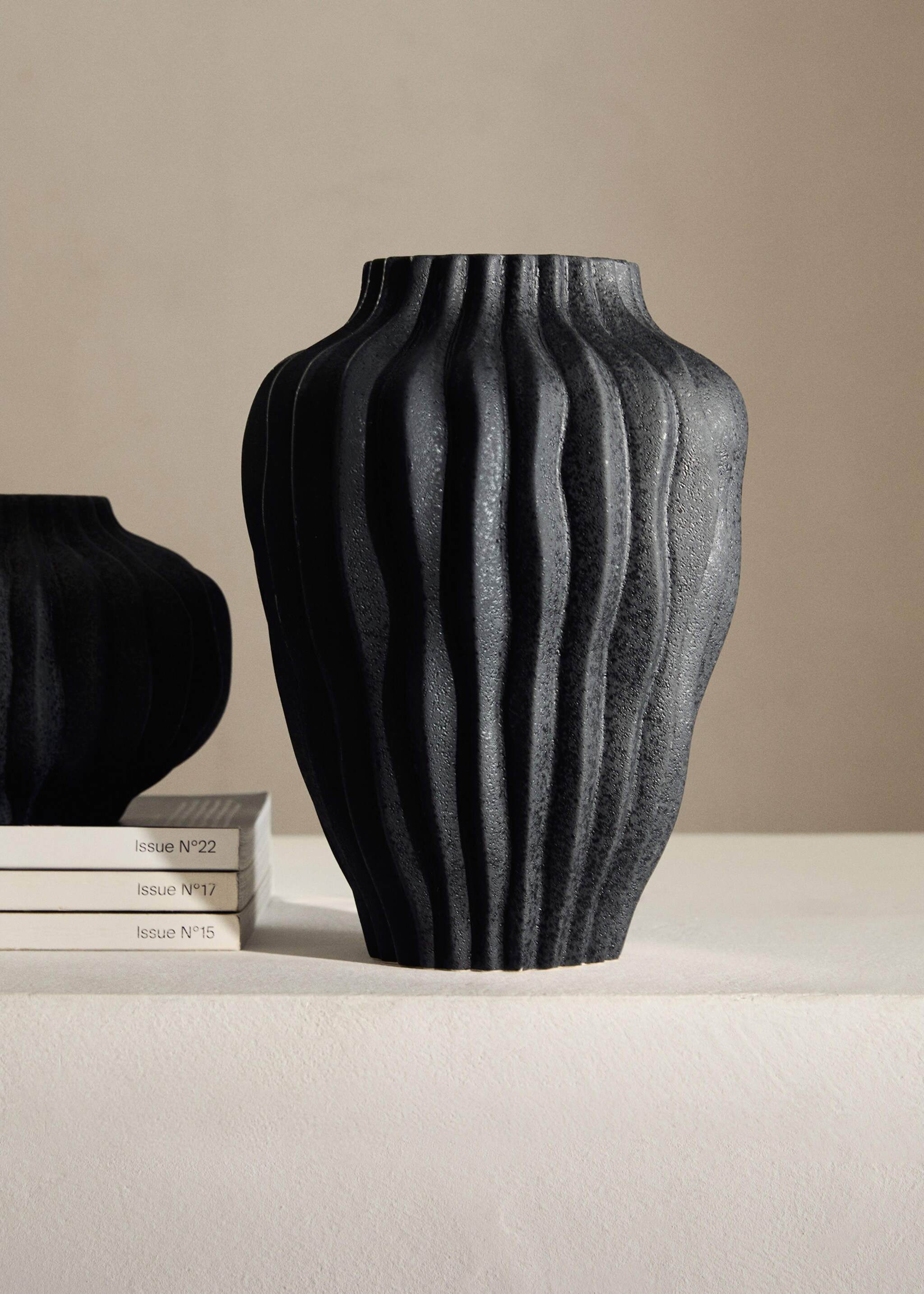 Large organic earthenware vase - General plane, Charcoal. Ref: 17061590-00.