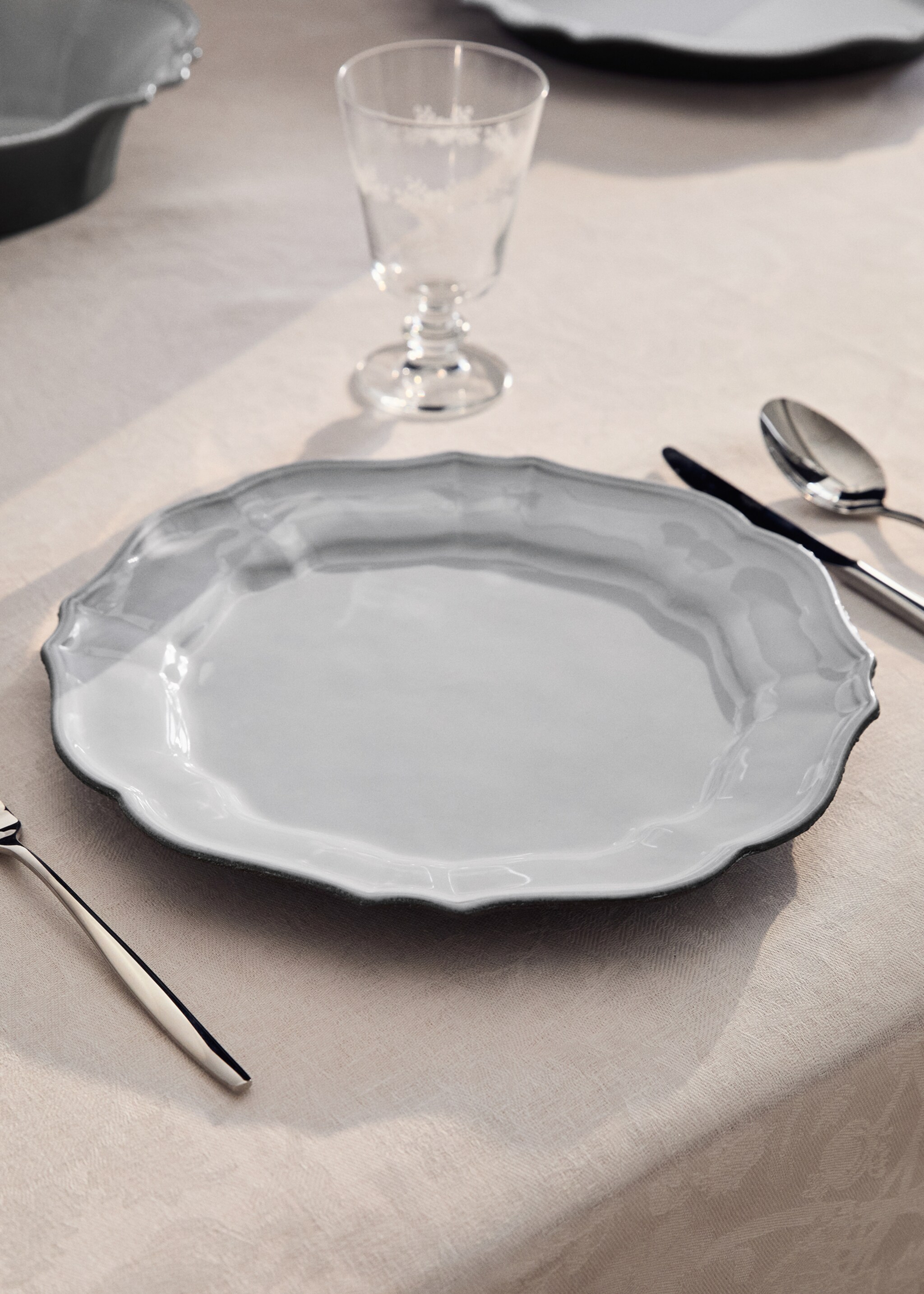 Recycled stoneware dinner plate - General plane, Light/Pastel Grey. Ref: 17062034-00.