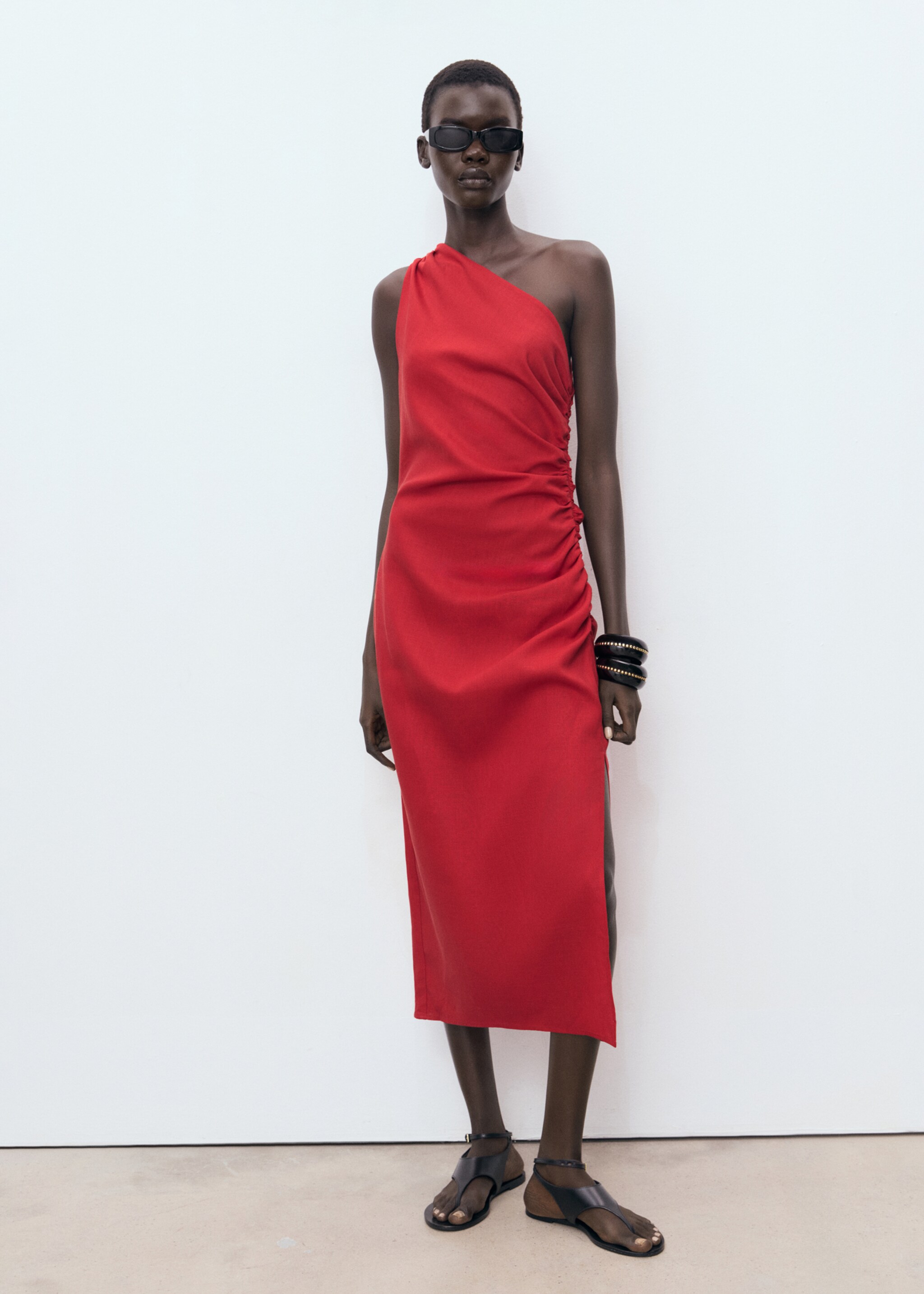 Robe lyocell décolleté asymétrique - Plan général