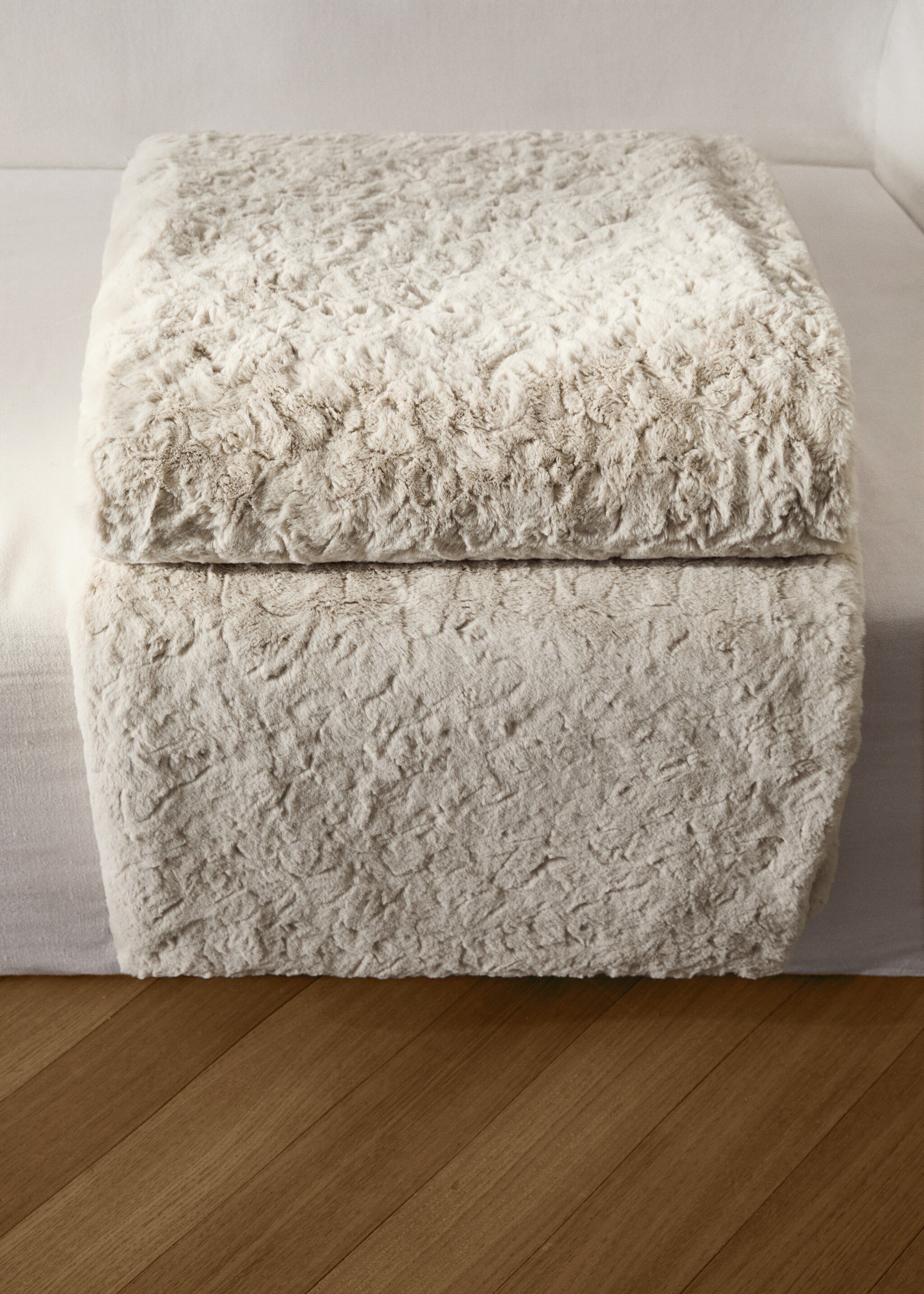 Medium fur-effect textured blanket - General plane, Sand. Ref: 17063310-00.