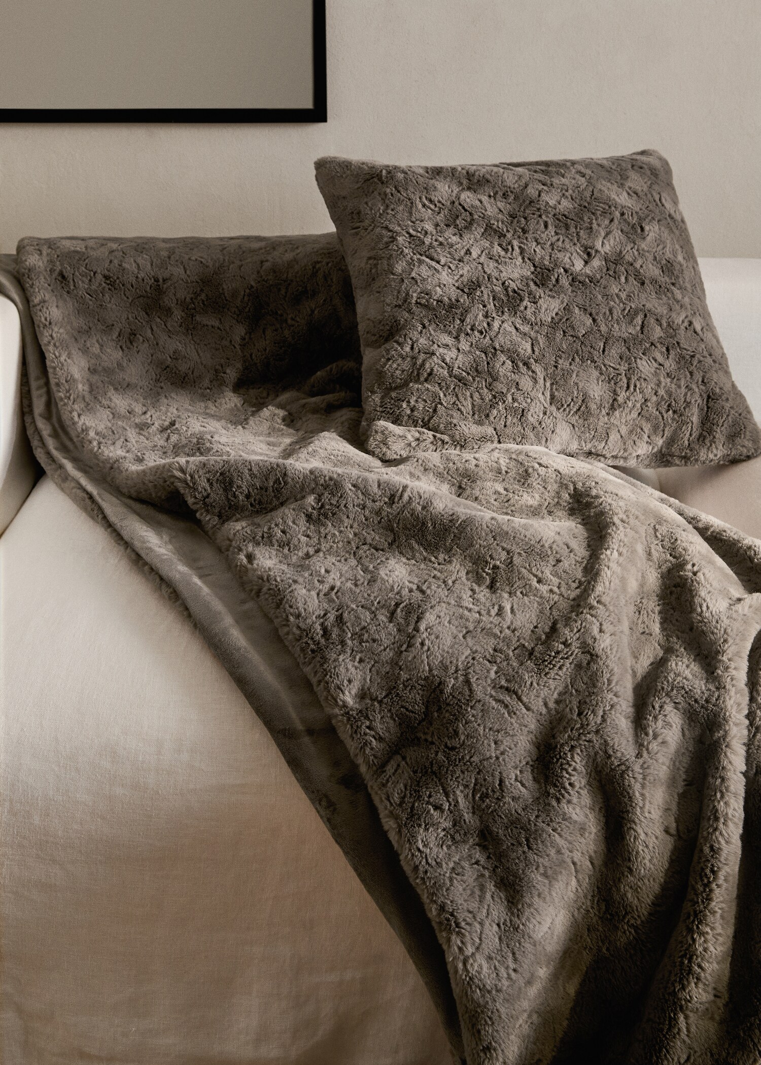 Large fur-effect textured blanket - General plane