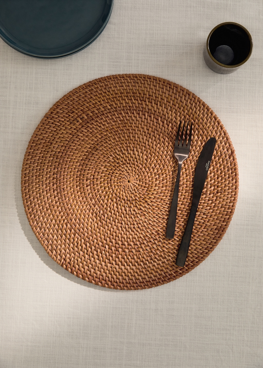 Round rattan placemat