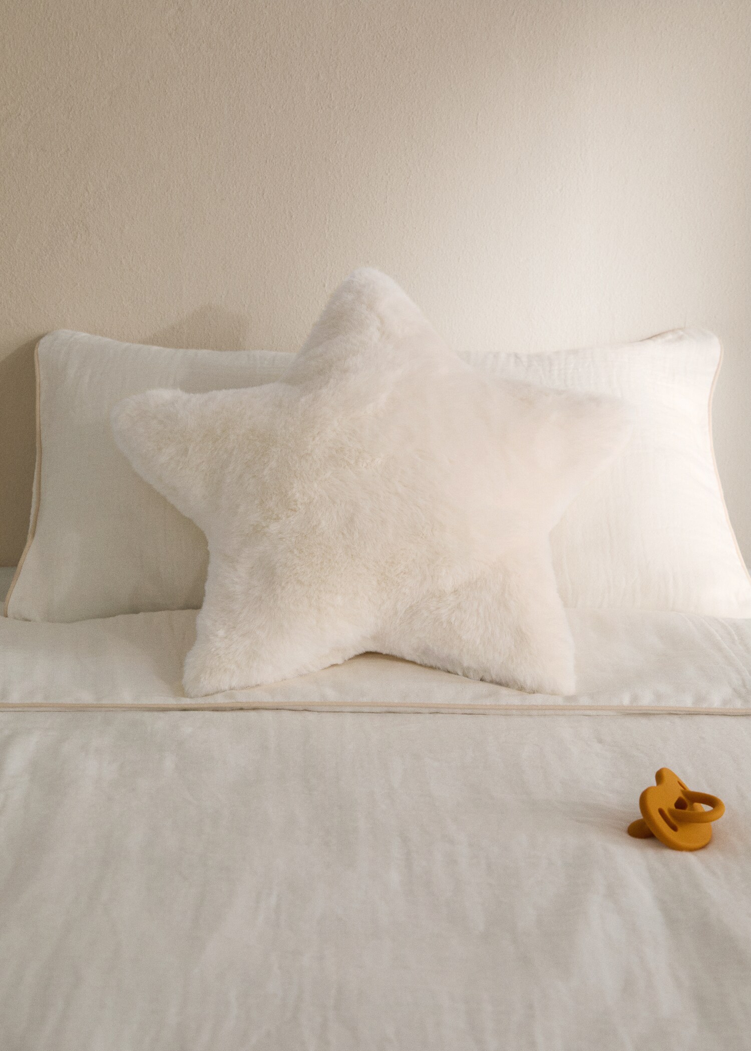 Star-shaped children’s fur-effect cushion - General plane