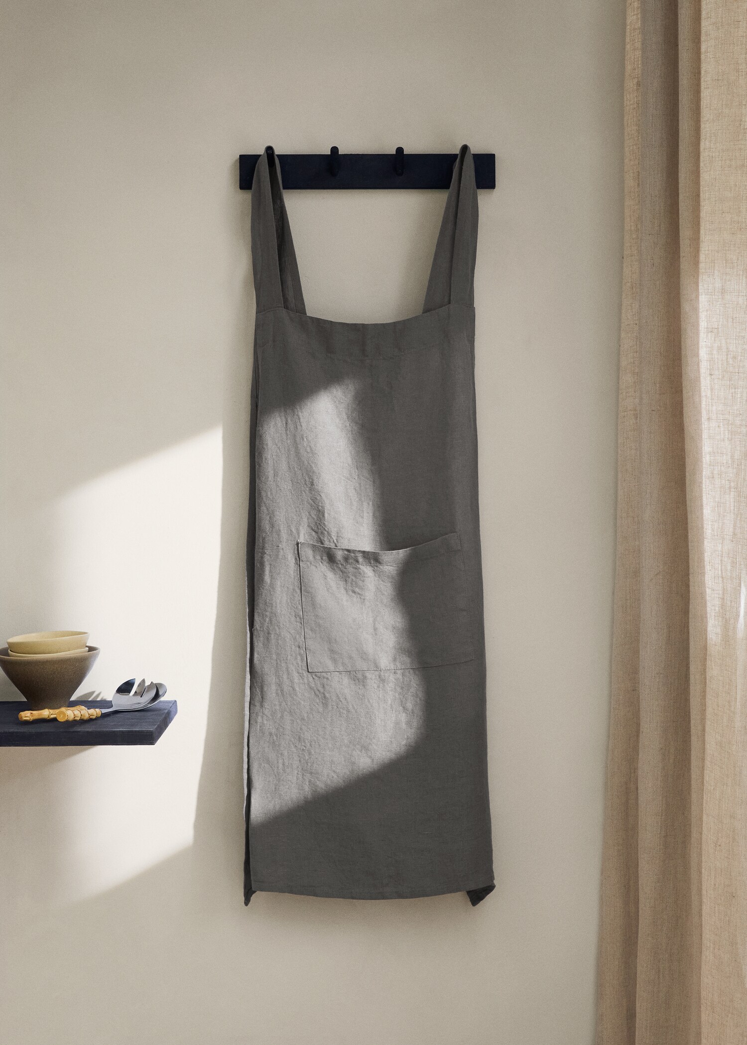 Overdyed linen apron - General plane