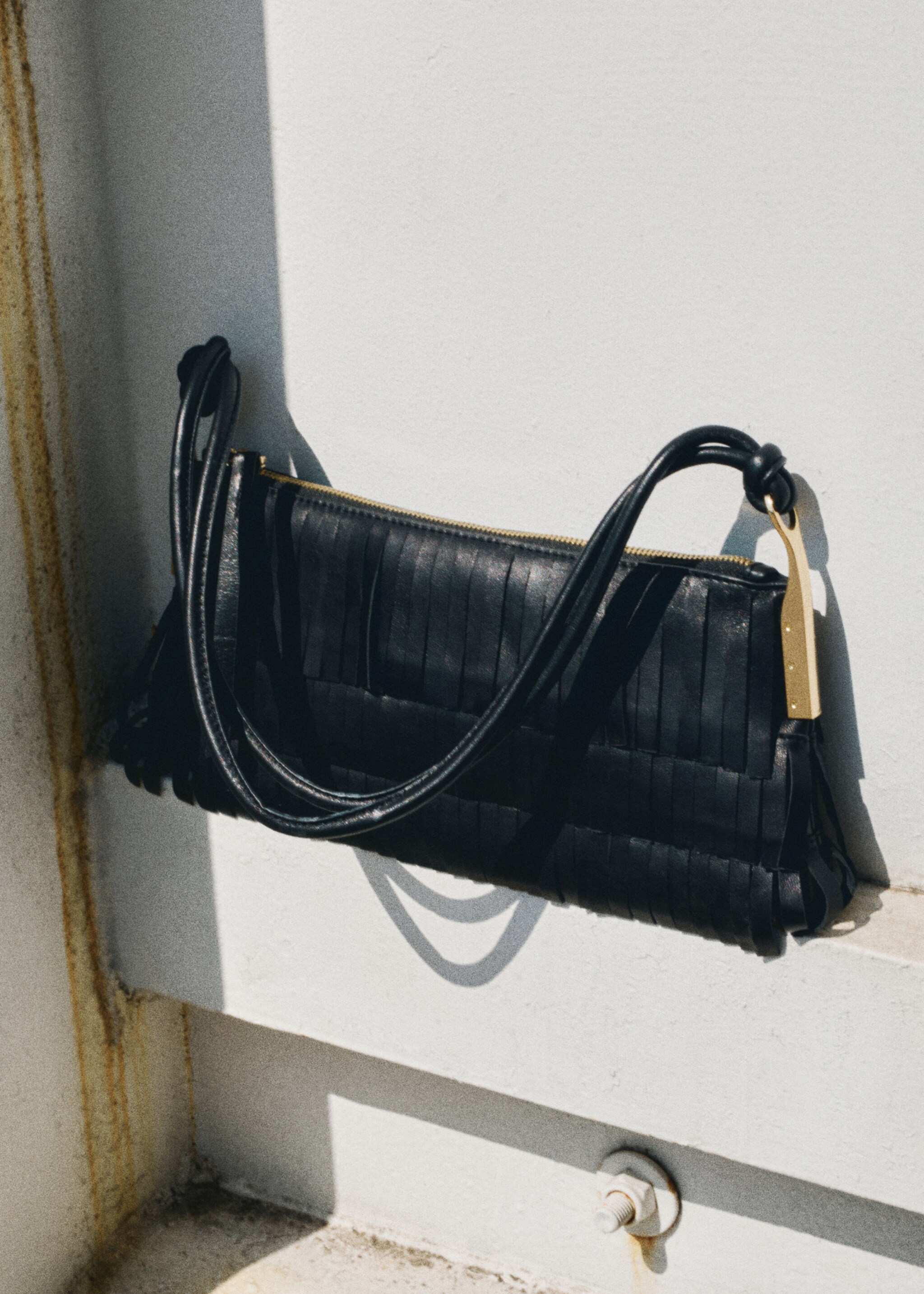 Leather shoulder bag with fringes - General plane
