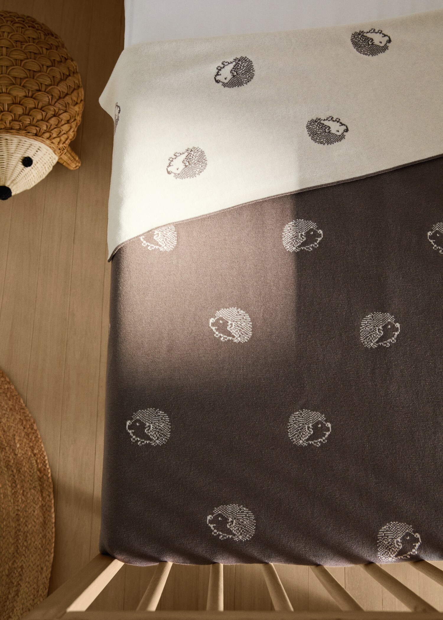 Jacquard children’s blanket with hedgehog design - General plane