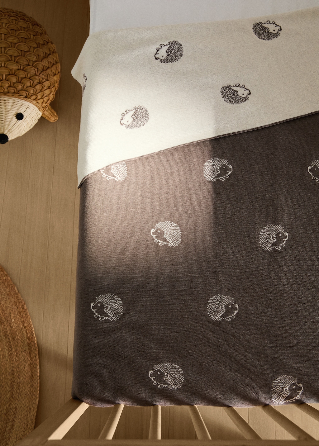 Jacquard children’s blanket with hedgehog design