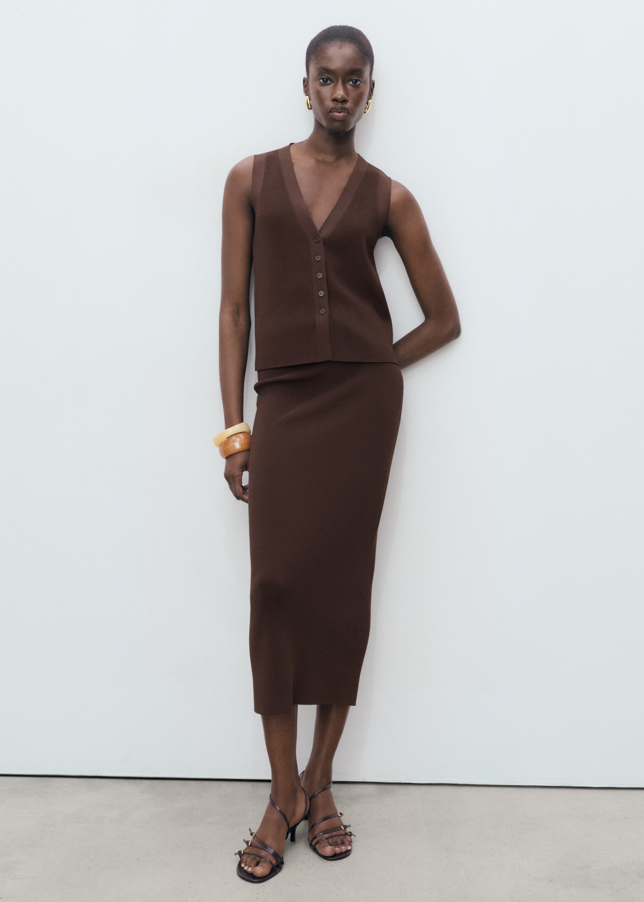 Fine-knit gilet - General plane, Chocolate. Ref: 17064098-00.