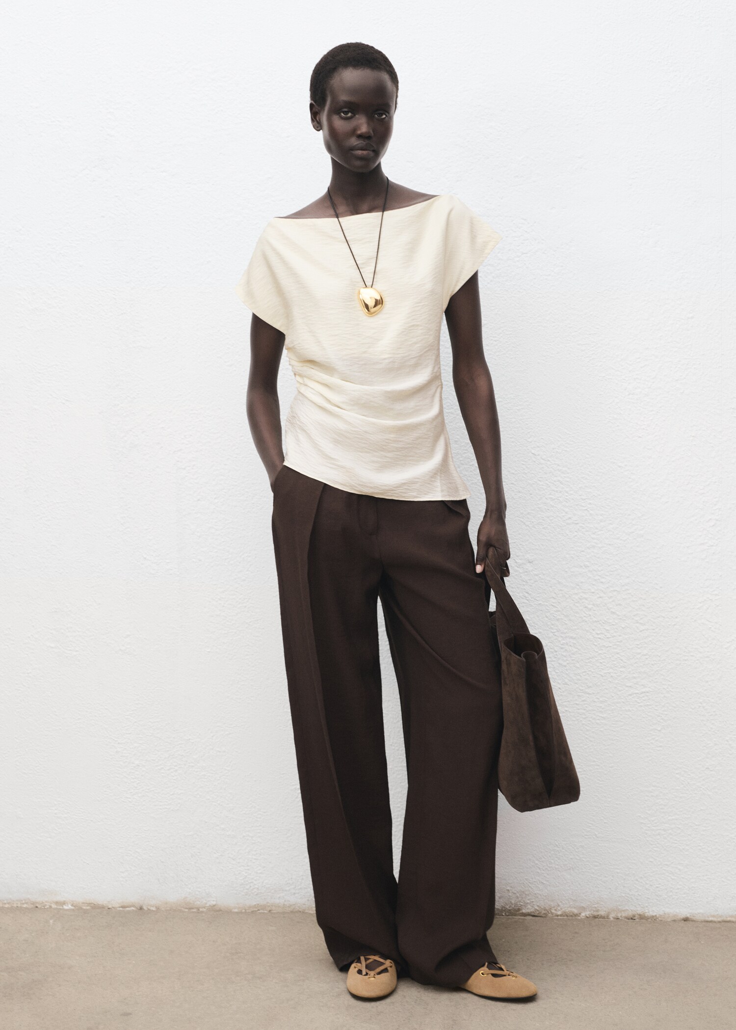 Modal blouse with an asymmetric collar - General plane