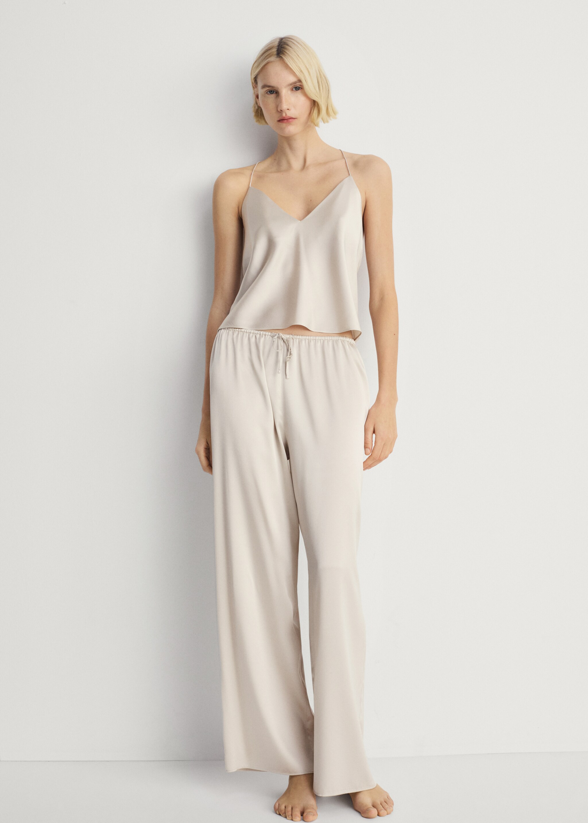 Pantaloni de pijama din mătase - Plan general