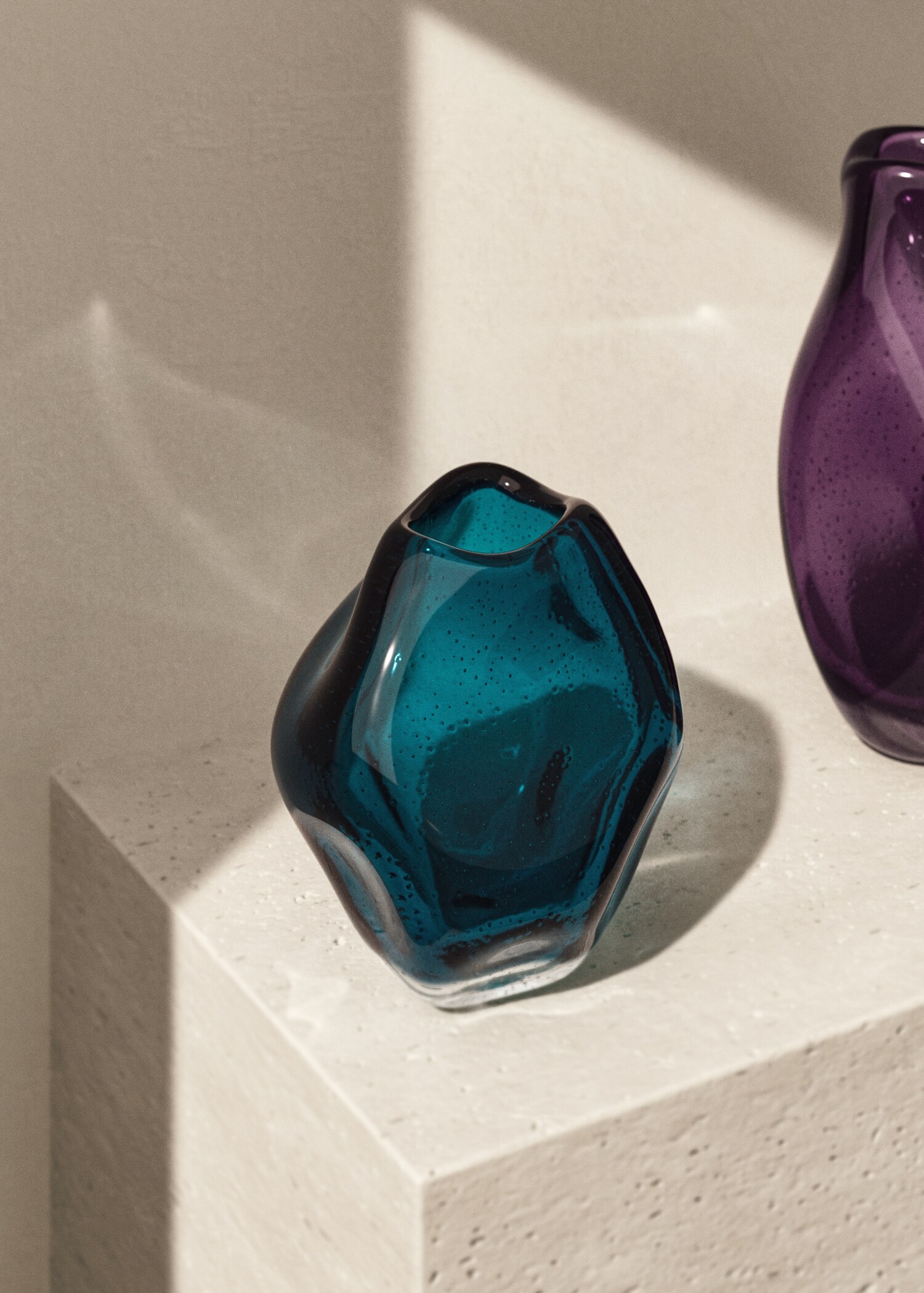 Vase bas en verre irrégulier - Plan général