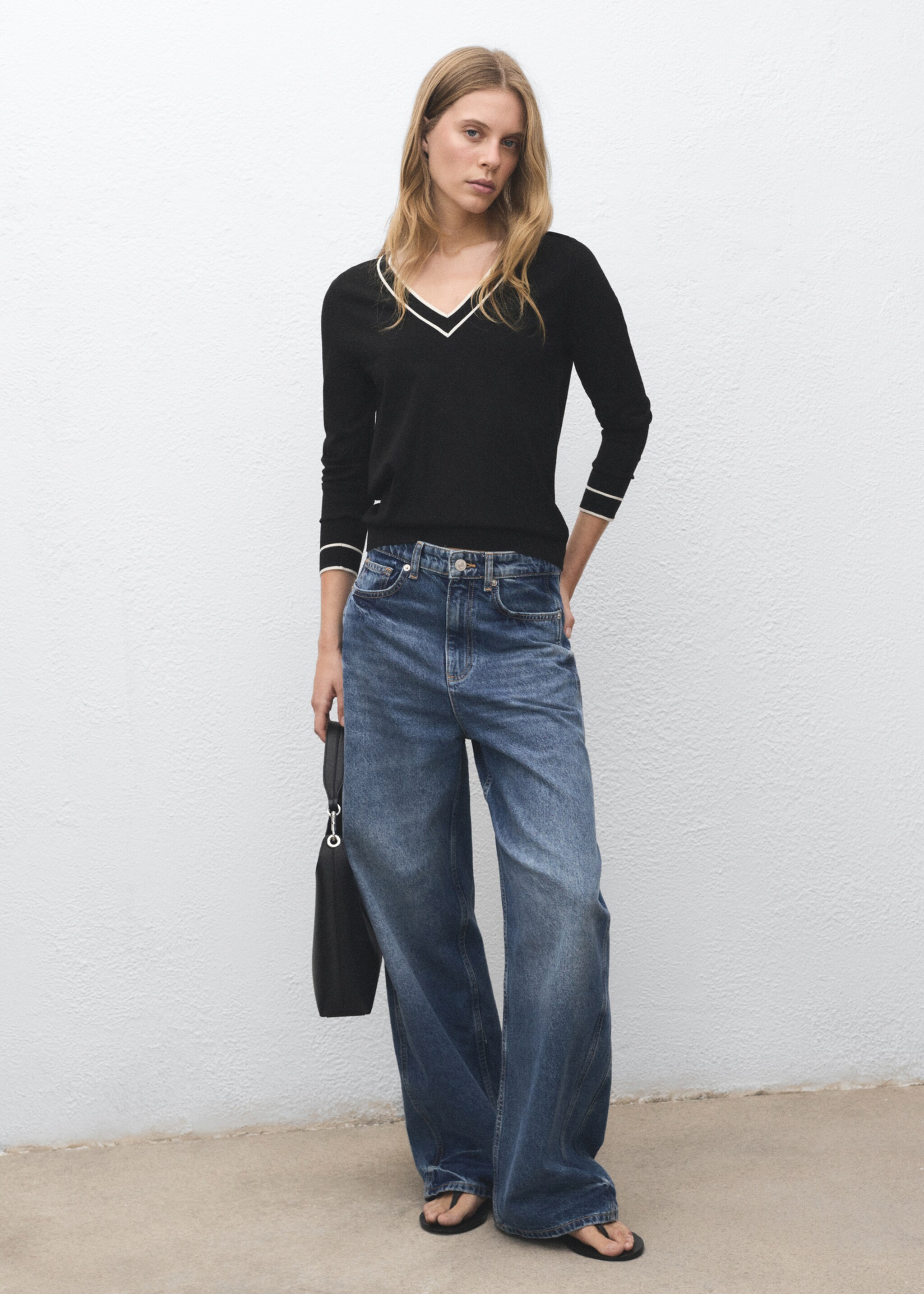 Contrasting V-neck sweater - General plane, Black. Ref: 17064779-00.