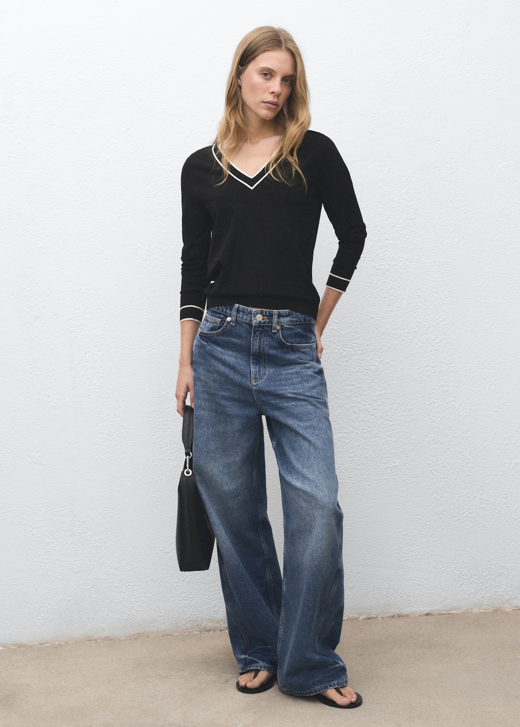 Contrasting V-neck sweater