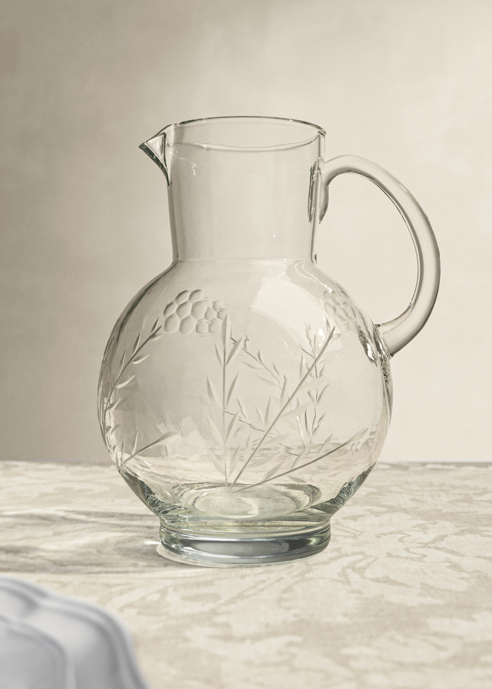 Carved blown glass jar - General plane, Off White. Ref: 17065164-00.