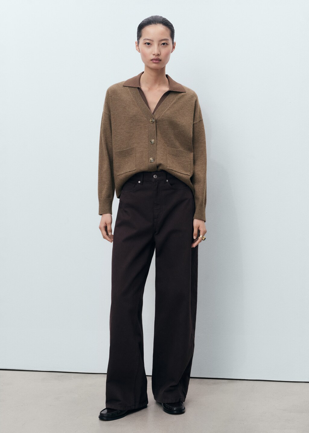 V-neck cardigan with pockets