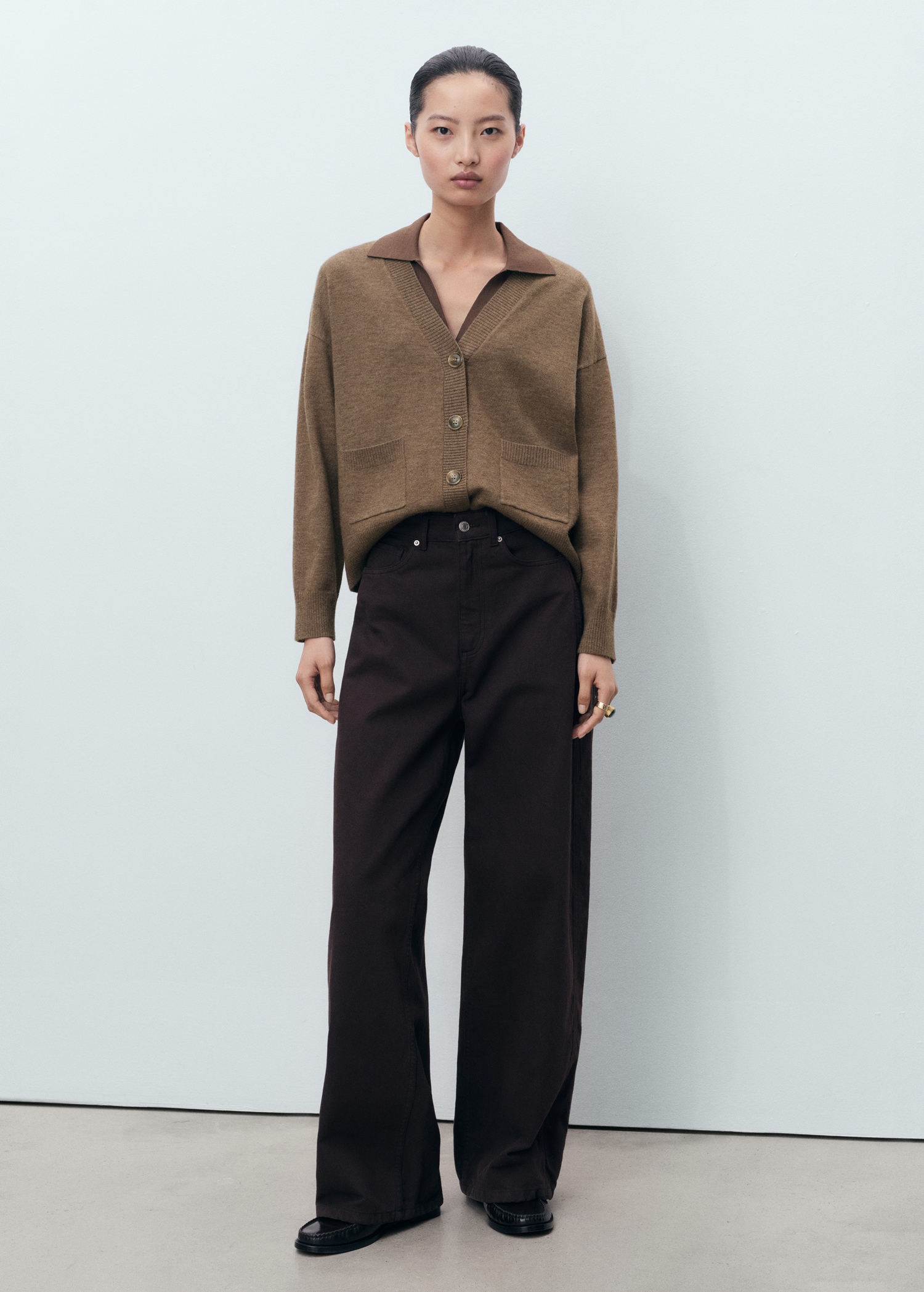V-neck cardigan with pockets - General plane