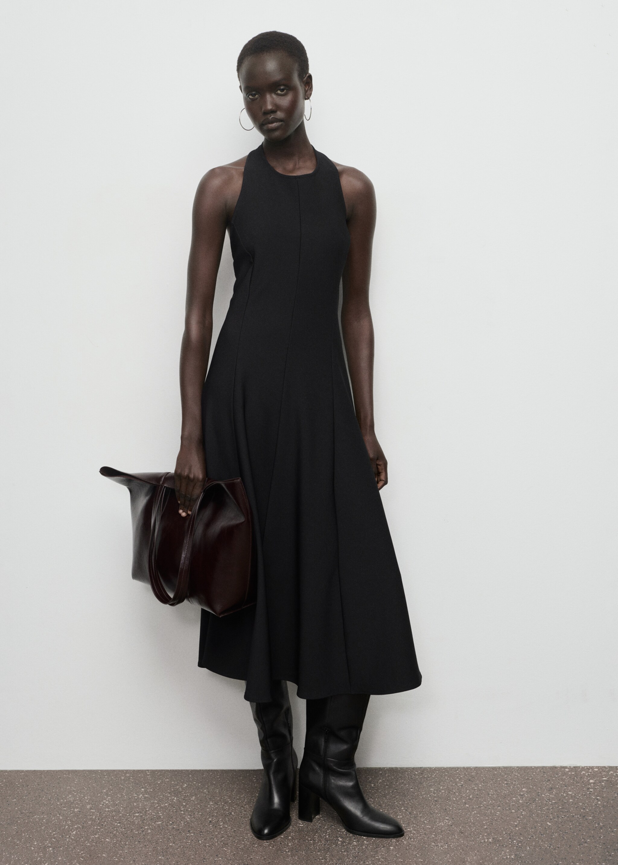 Vestido com gola halter e pregas - Plano geral, Preto. Ref: 17065826-00.
