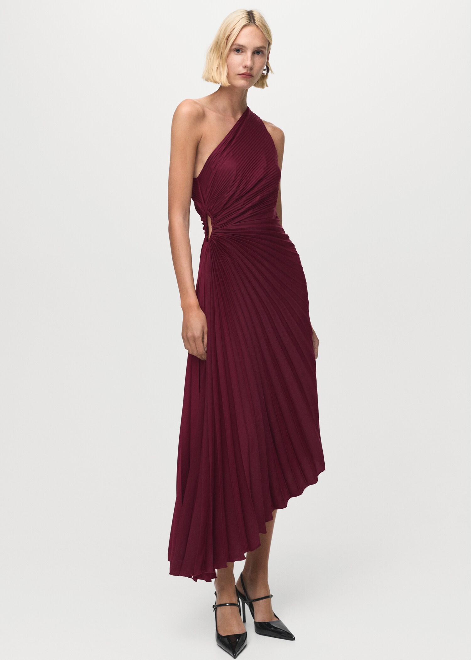 Asymmetrical pleated dress with opening - General plane