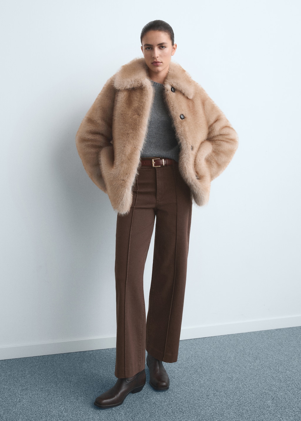 High-waisted wide-leg jeans with stitching