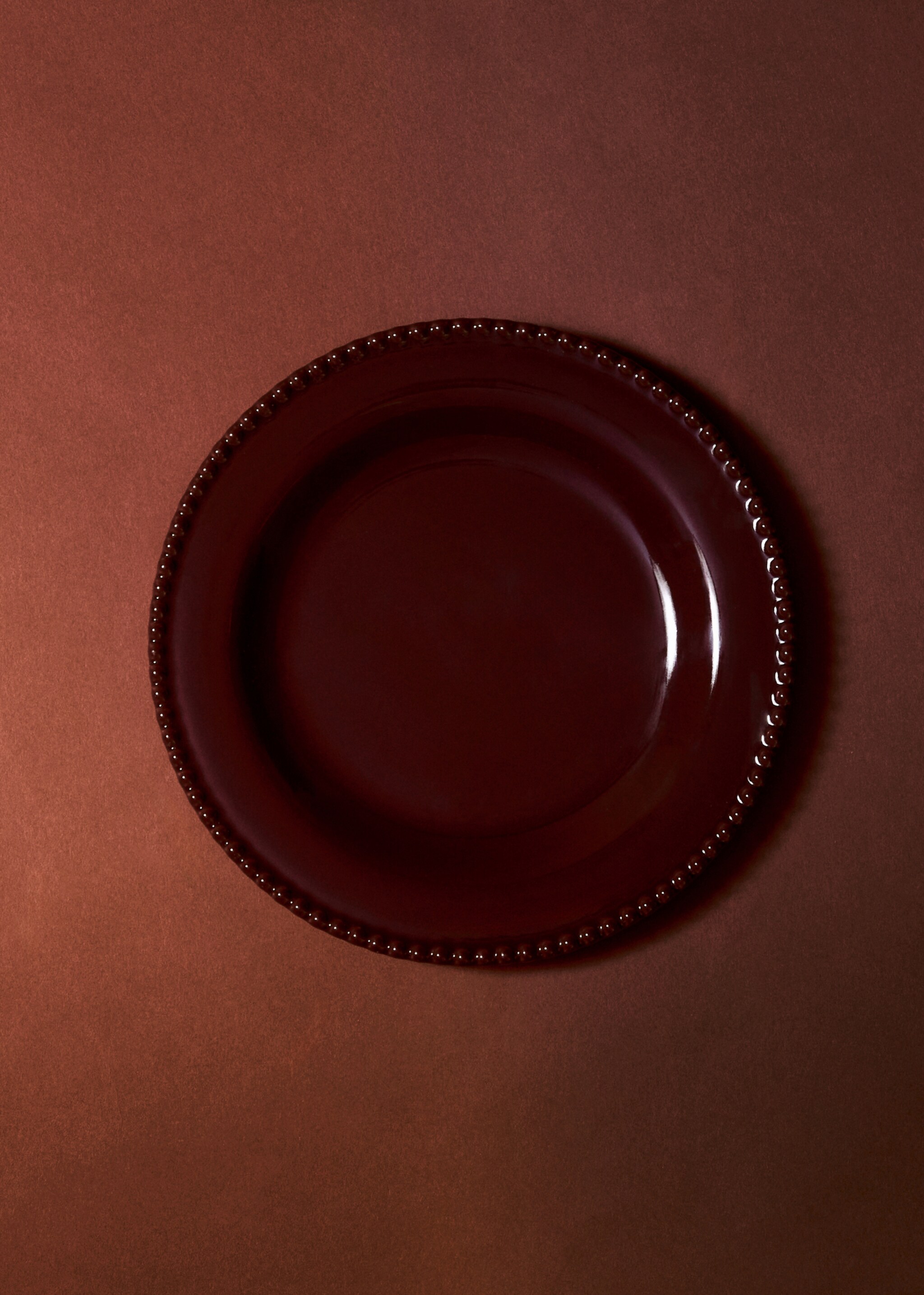 Desserttallerken i steintøy med relieff - Total bildeutsnitt, Rød. Ref: 17067777-00.