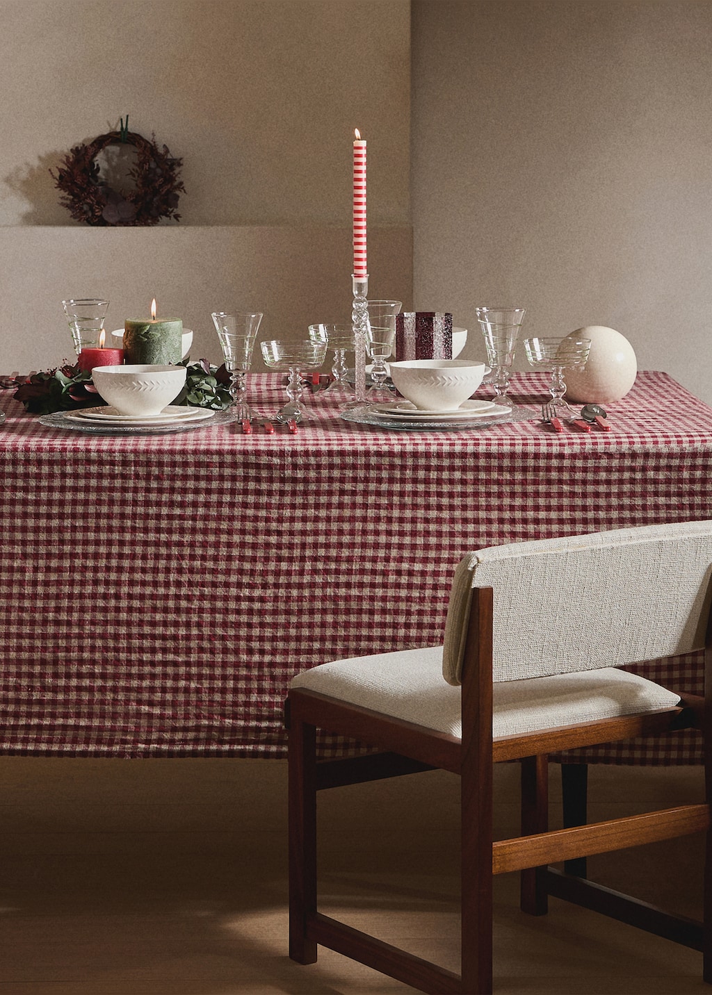 Gingham checked linen tablecloth for 6 to 8 diners