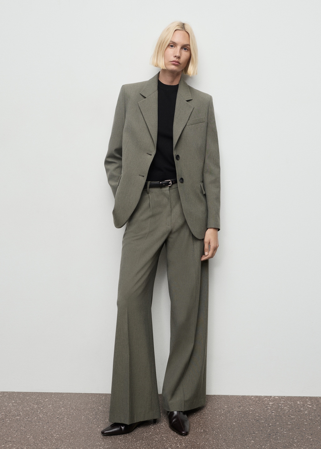 Suit blazer with flap pockets