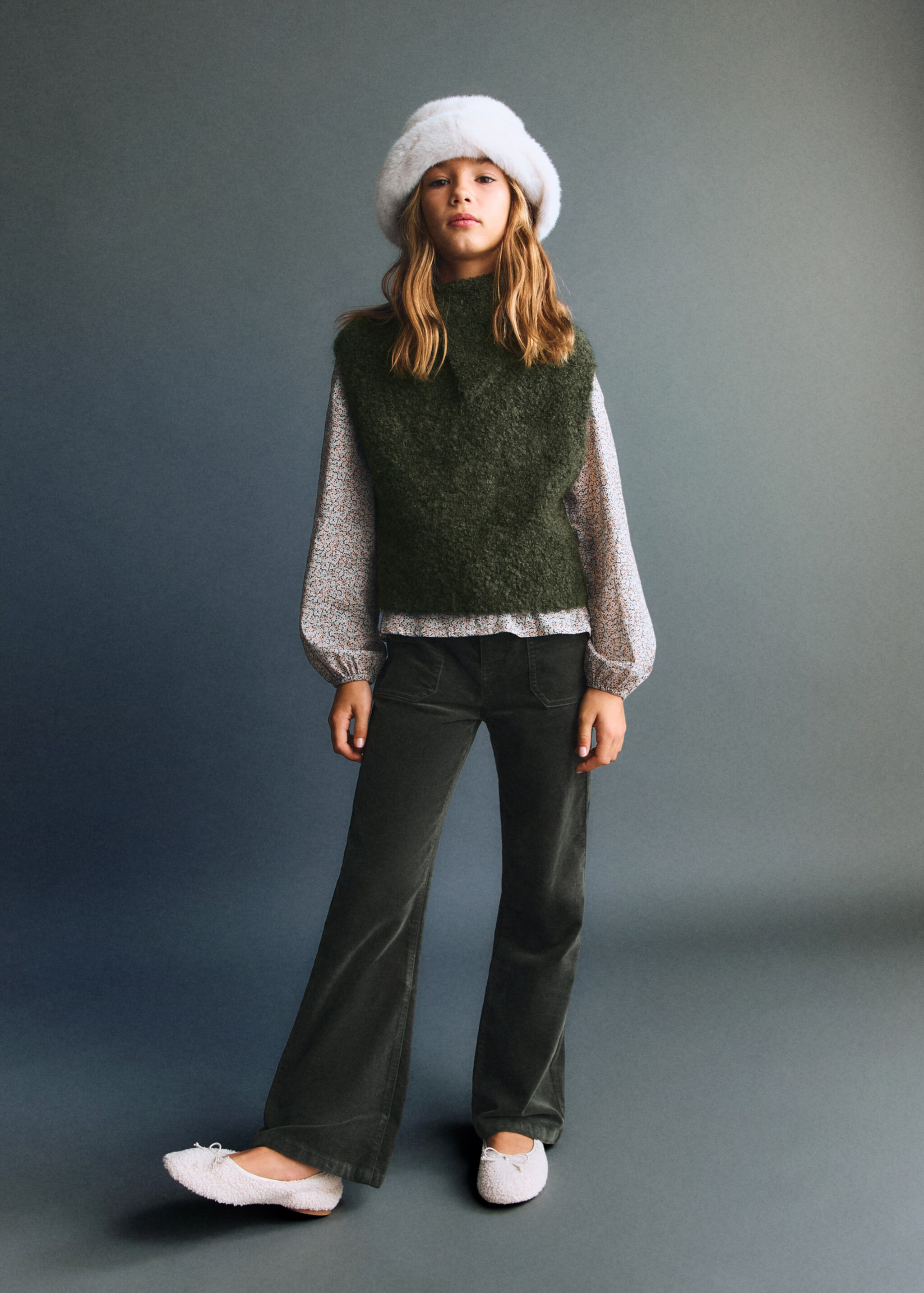 Velvet-effect flare trousers - General plane, Khaki. Ref: 17067888-00.