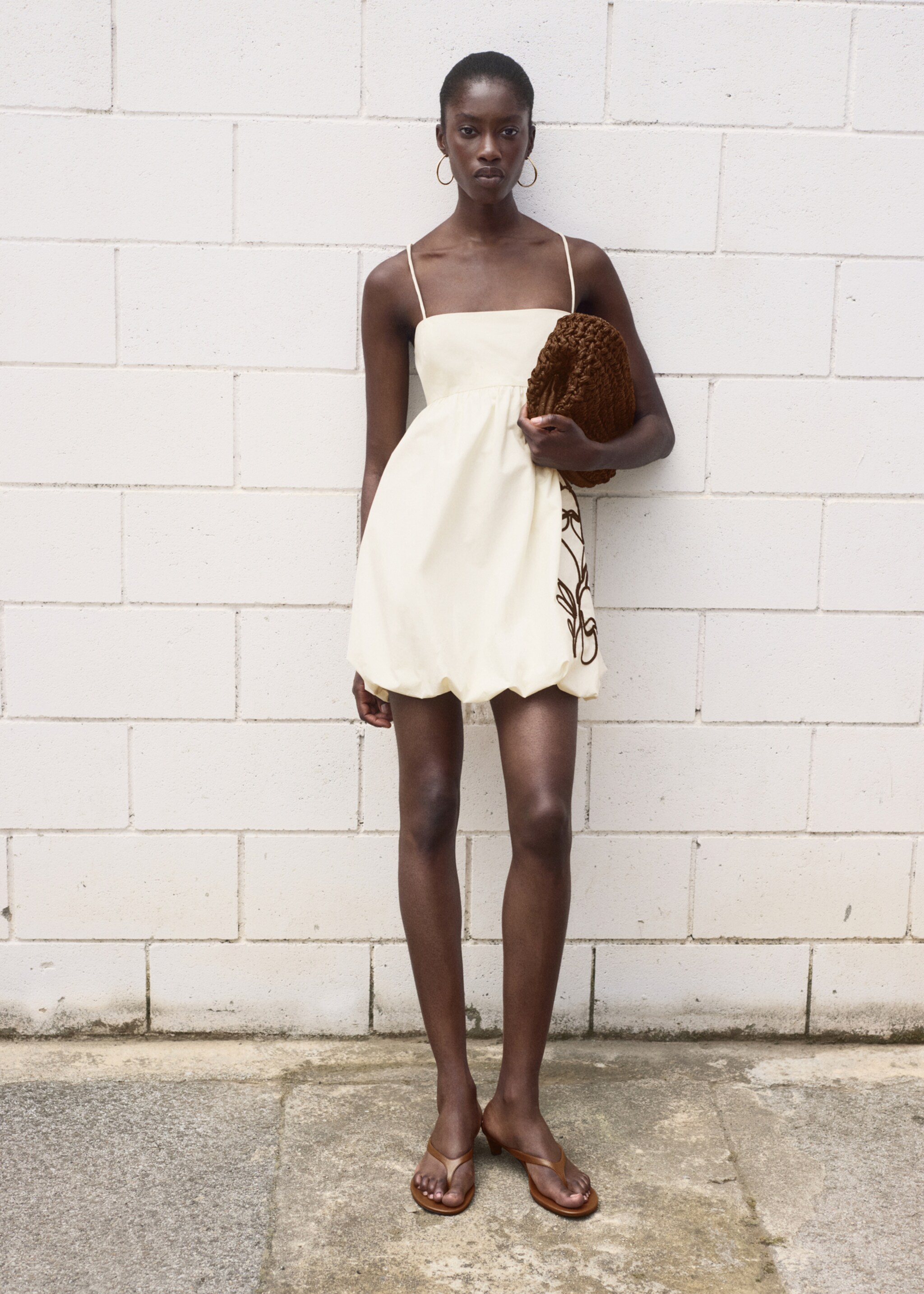 Vestido bordado com efeito de balão - Plano geral