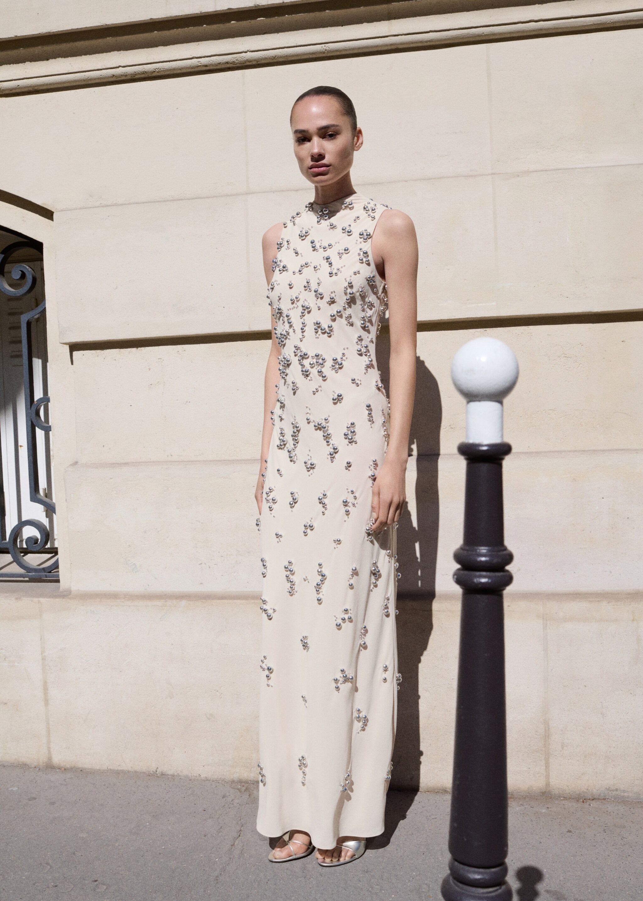 Vestido comprido com esferas bordadas - Plano geral