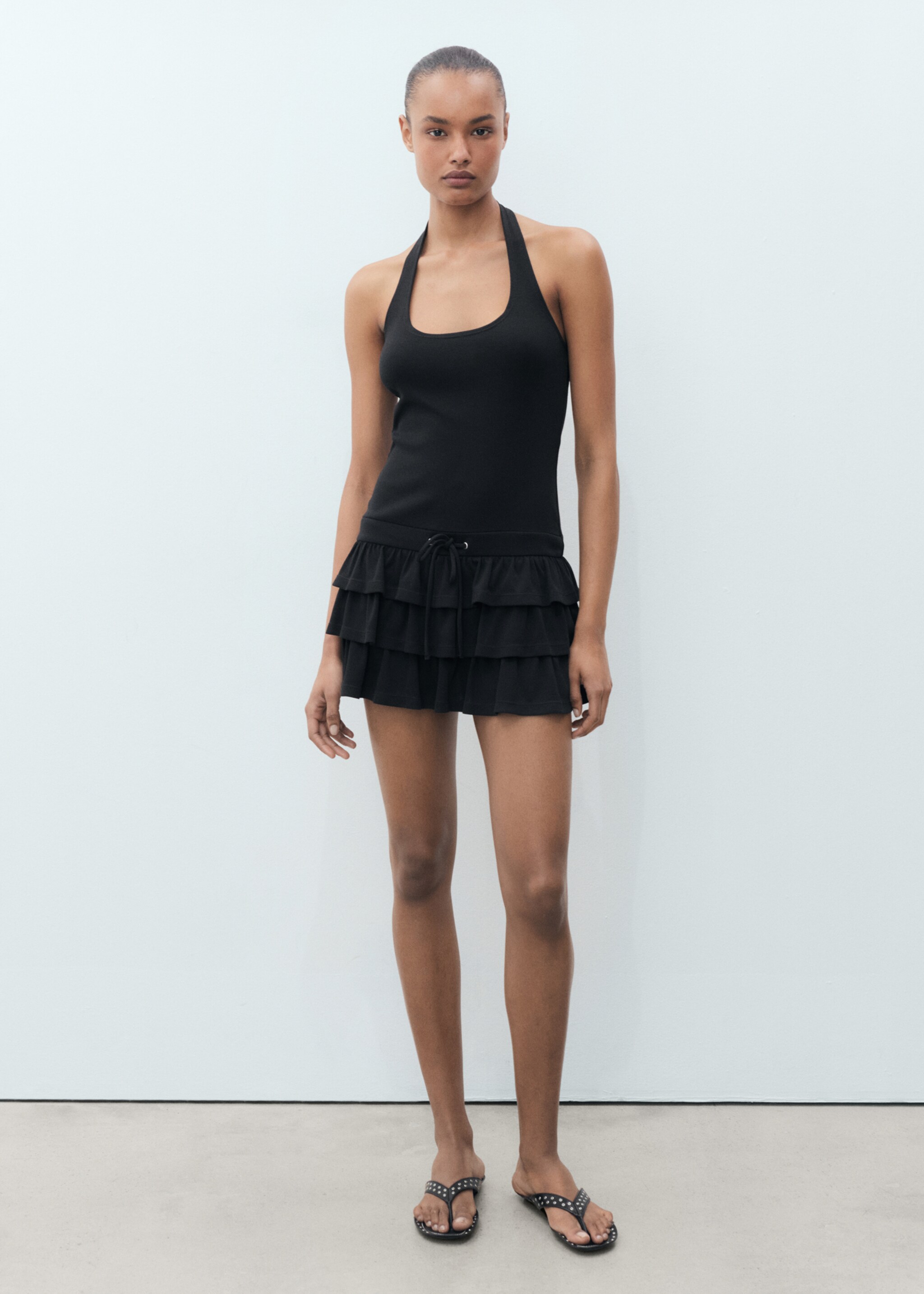 Short ruffled dress - General plane