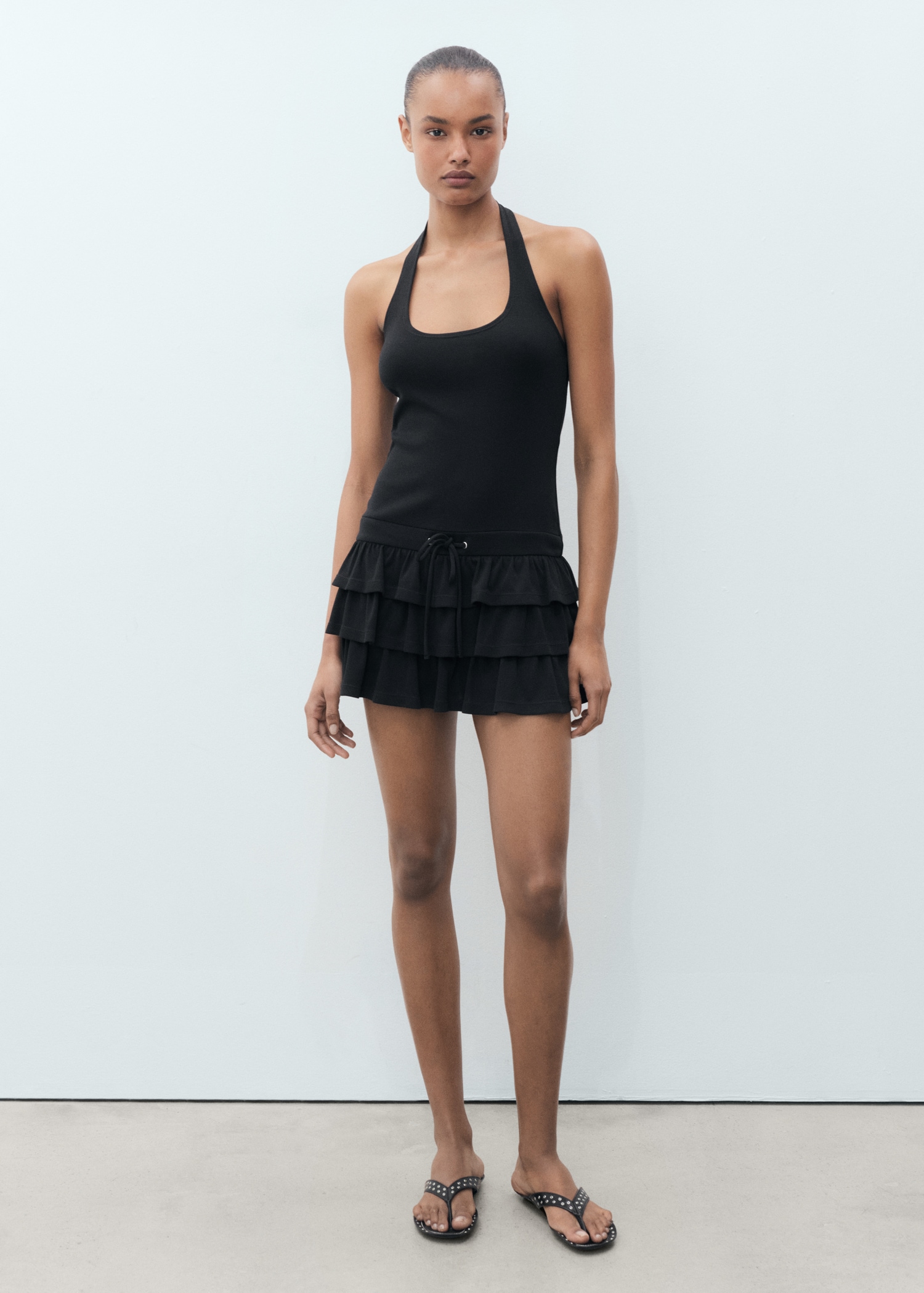 Short ruffled dress - General plane