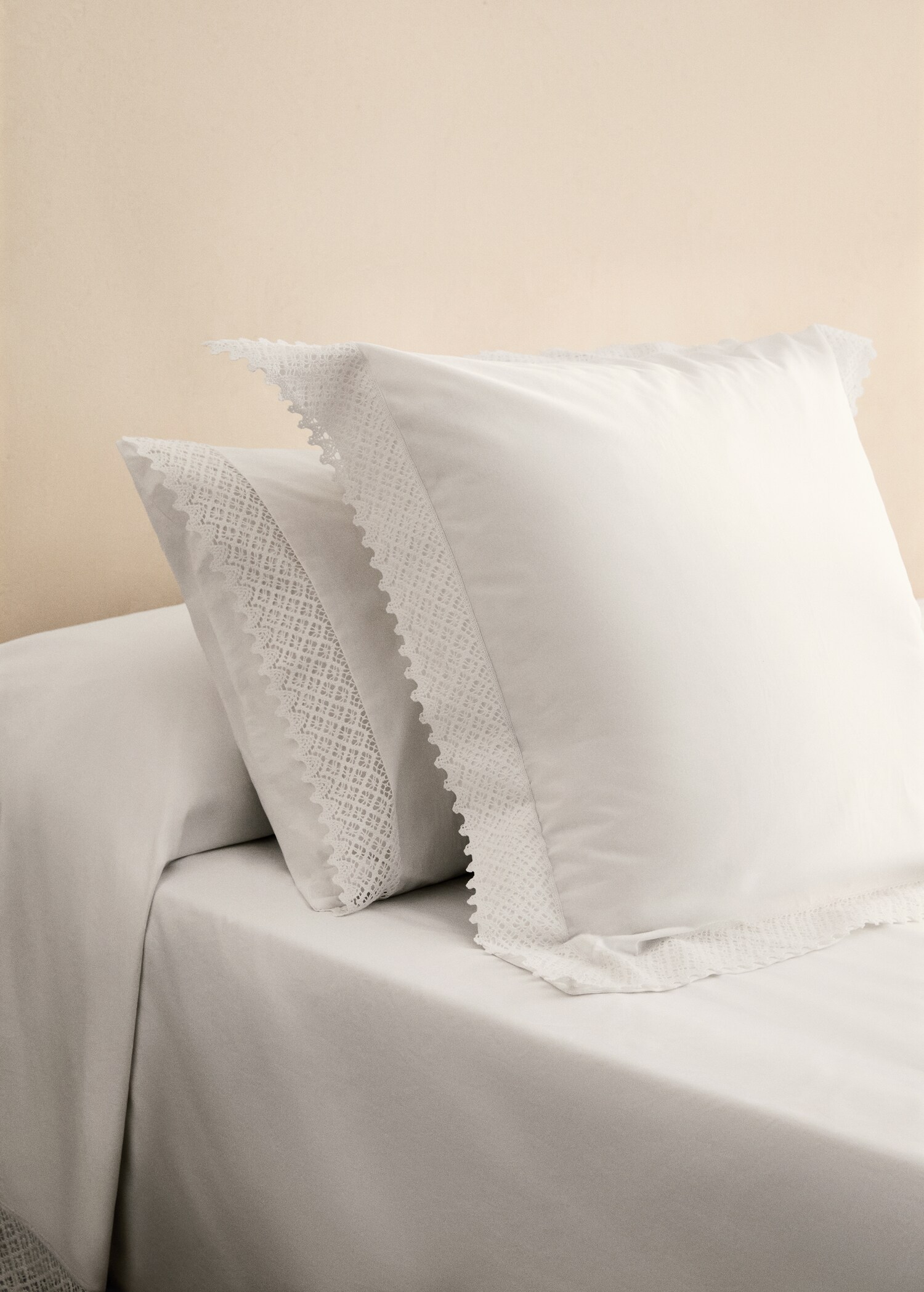 Two pillowcases with lace detail 60x60 cm - General plane