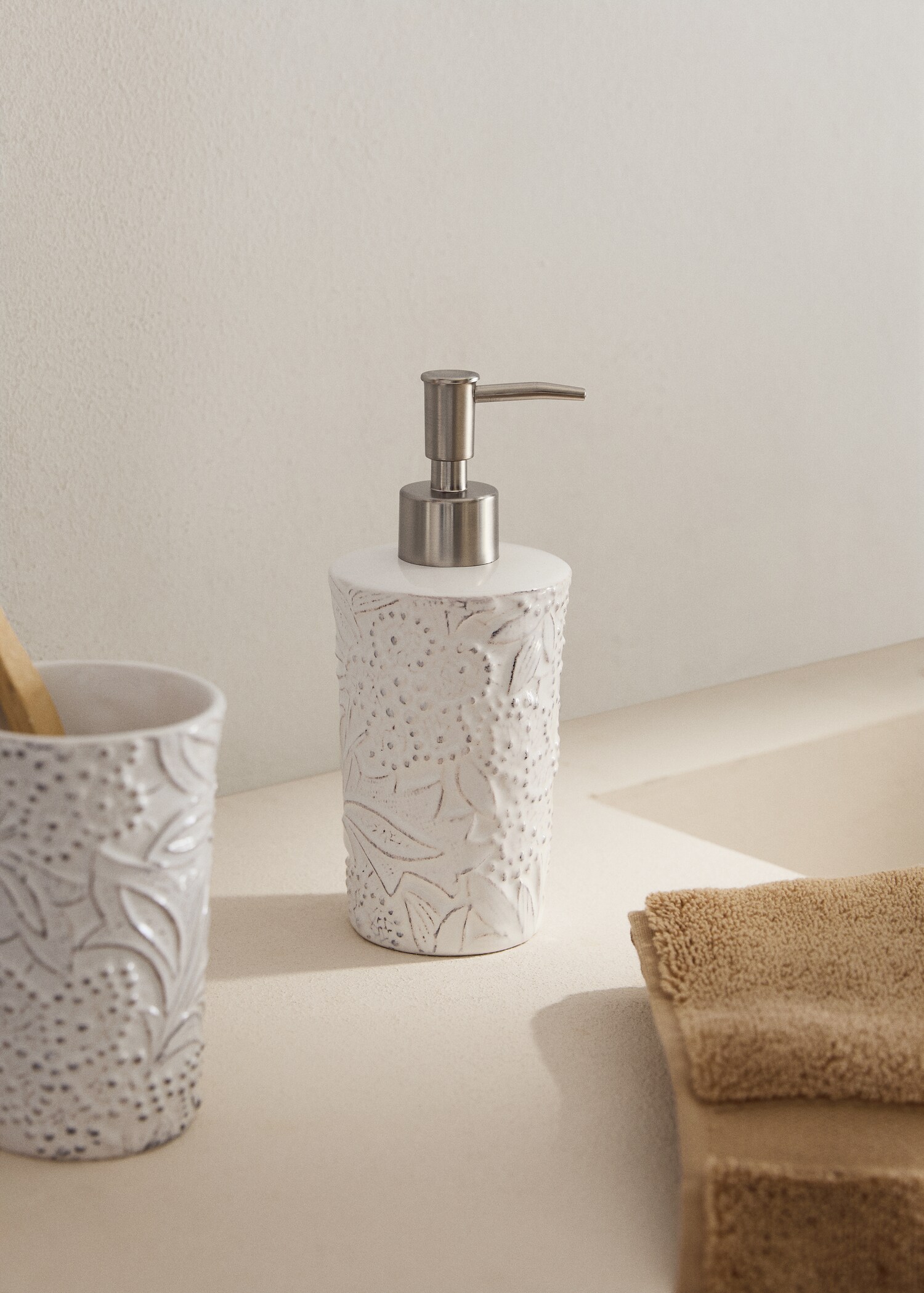 Embossed dispenser - General plane