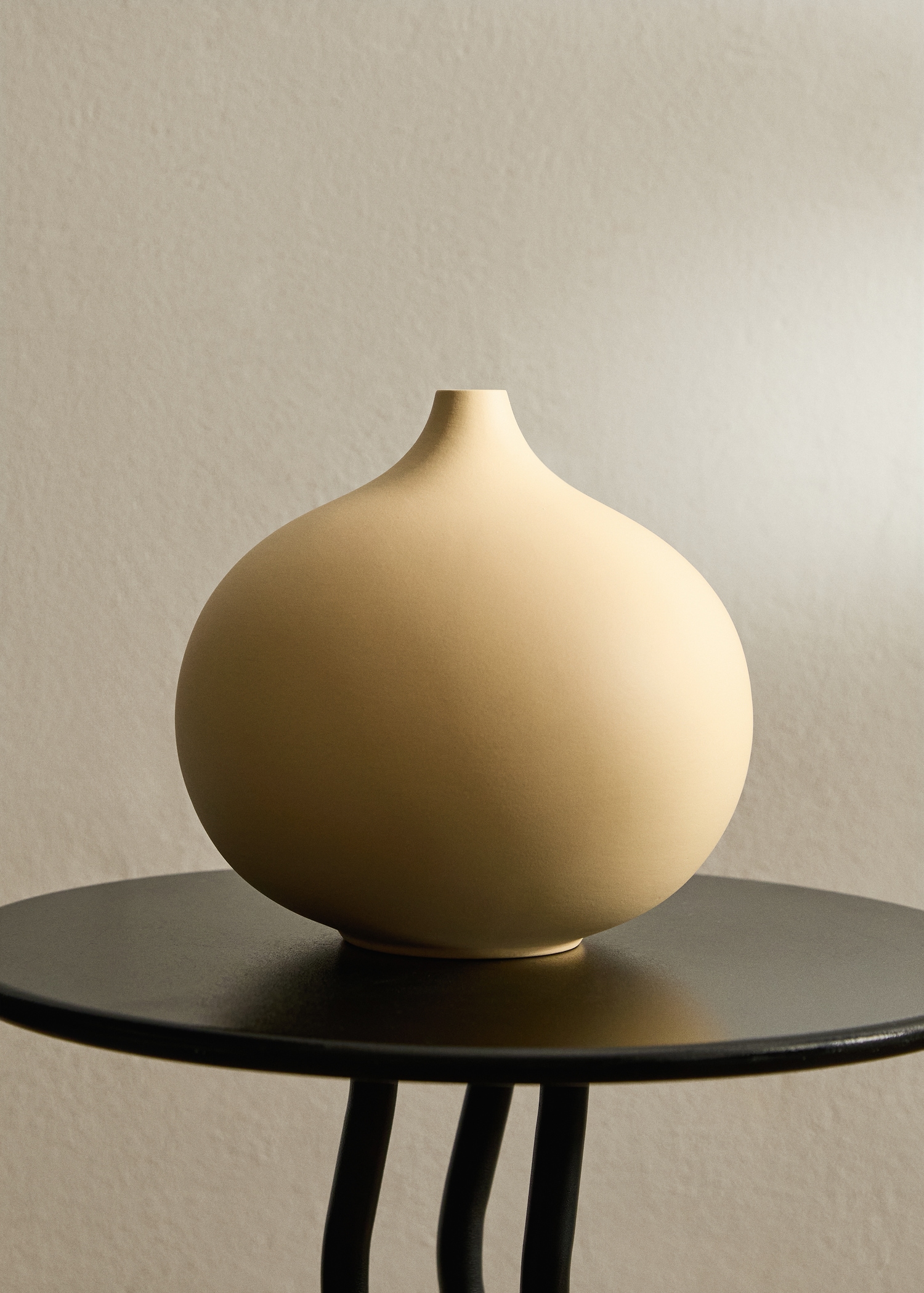 Round earthenware vase medium - General plane