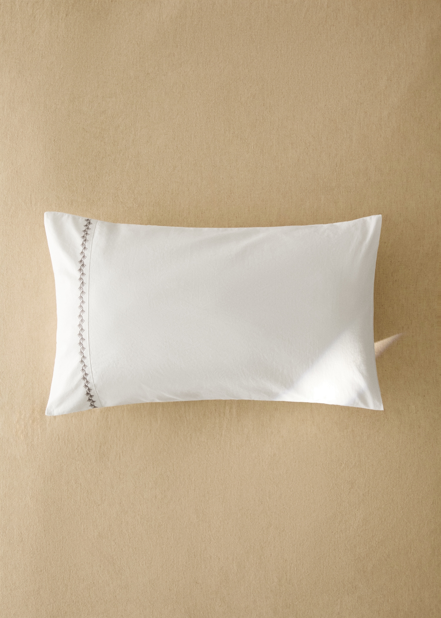 Taie d'oreiller berceau en coton percale 200 fils avec détail broderie - Plan général
