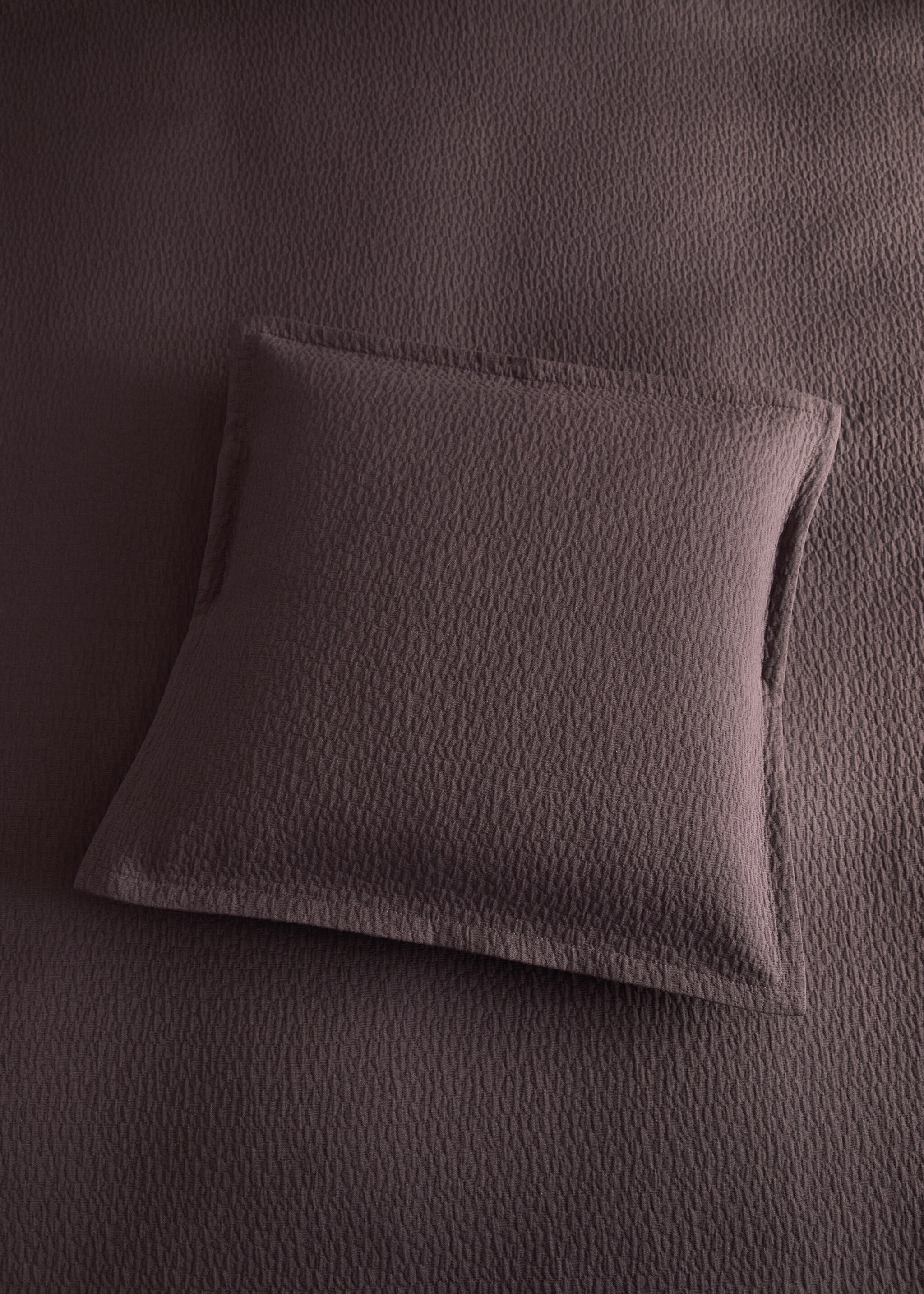 Garment-dyed cotton bed cushion cover texture 20x20 inches - General plane, Blackberry. Ref: 17071557-00.