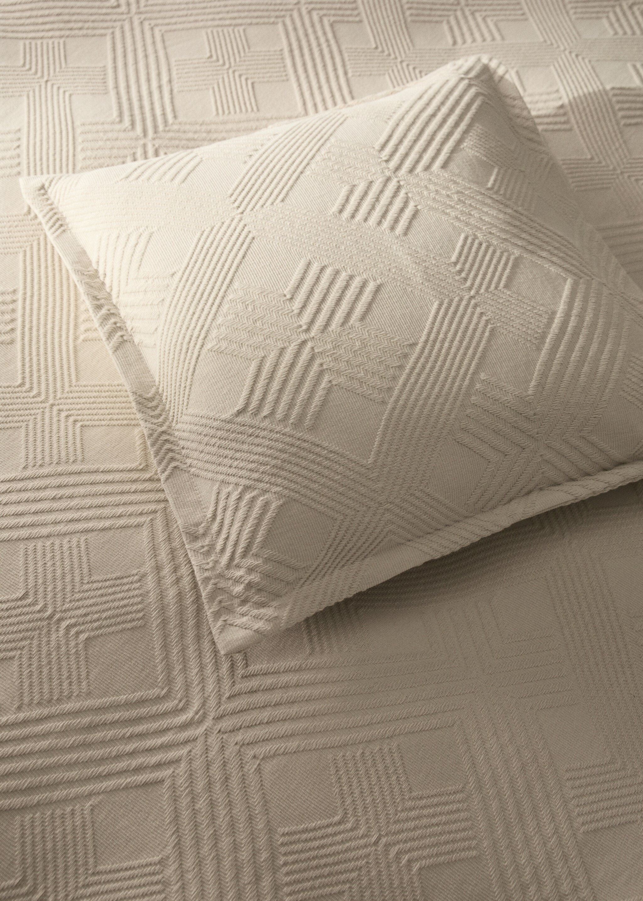 Capa de almofada decorativa de cama de jacquard de algodão aos losangos 50x50 cm - Plano geral, Areia. Ref: 17071558-00.