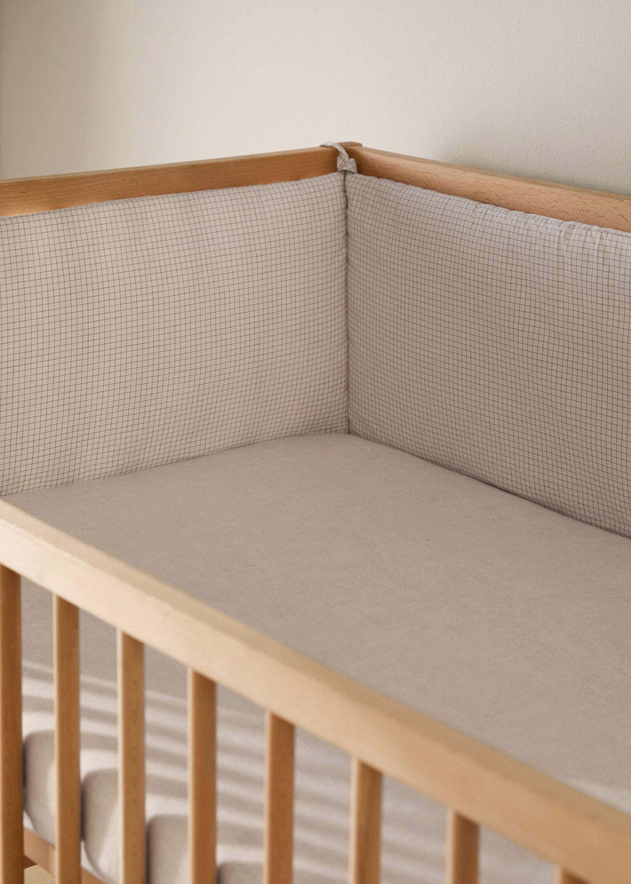 crib bumper, cotton yarn-dyed mini check - Plano geral, Castanho-médio. Ref: 17071572-00.