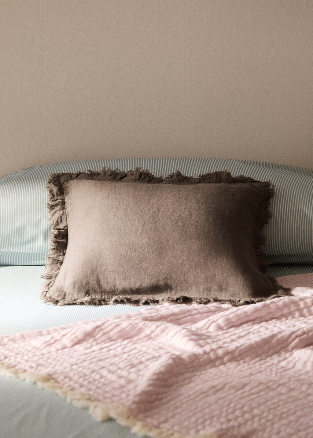 Children's cushion cover with linen flounce 30x40 cm