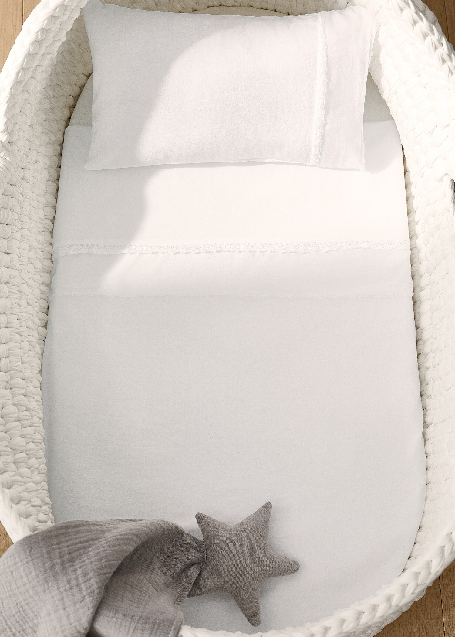 Set aus Bettwäsche und Kissen für Mini-Kinderbett aus gewaschenem Baumwollstoff mit Spitzenvolant - Allgemeine Ansicht