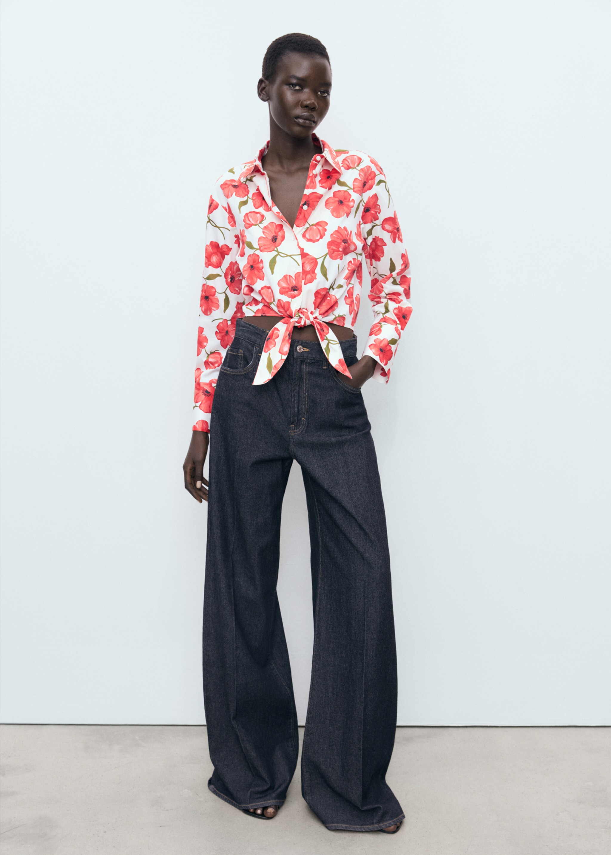 Chemise crop imprimé à fleurs et nœud - Plan général
