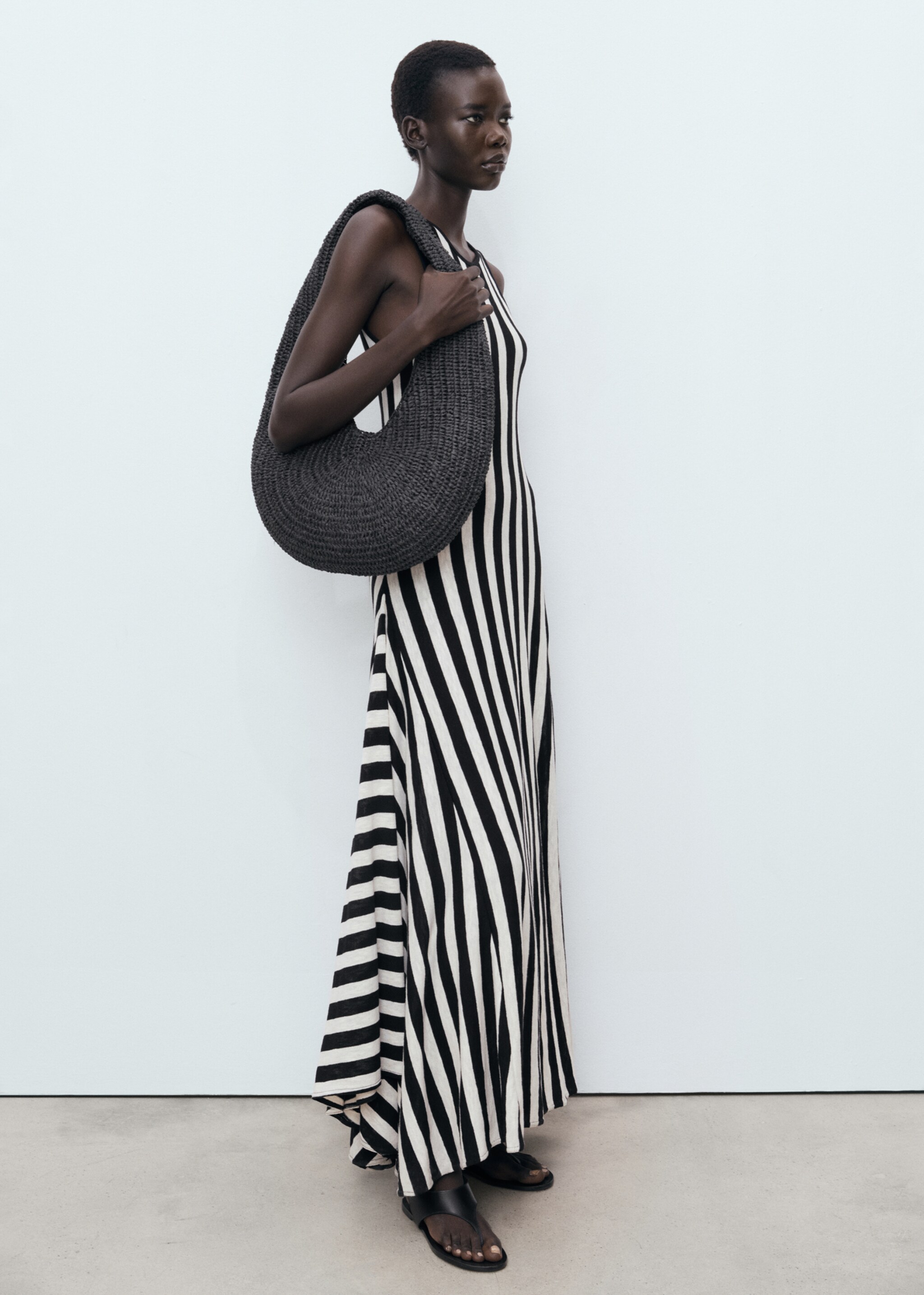 Asymmetrical low-knit dress - General plane, Black. Ref: 17072926-00.