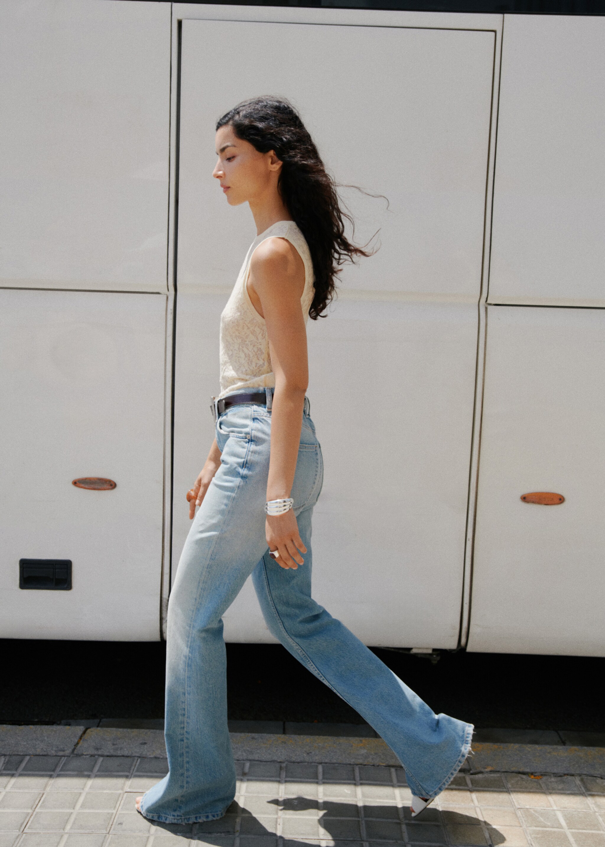 Jeans flare tiro medio - Plano general