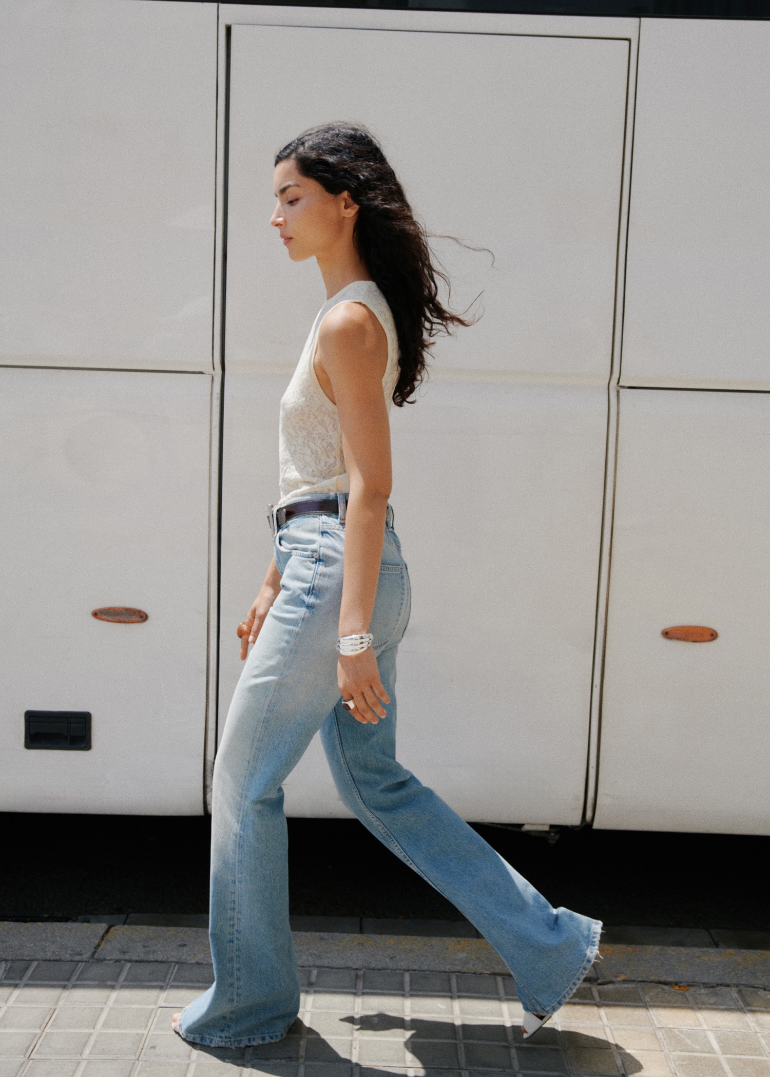 Mid-rise flared jeans - General plane