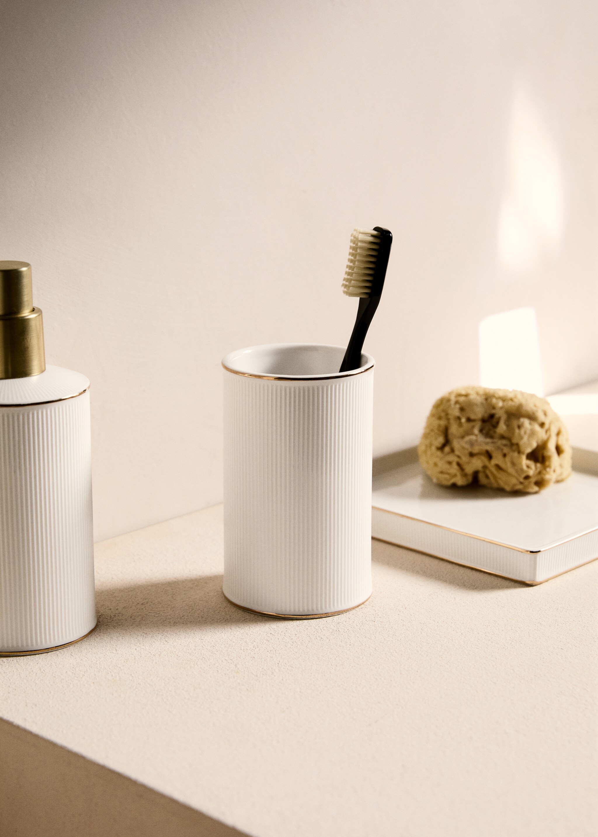 Stoneware bathroom glass with stripe detail - General plane