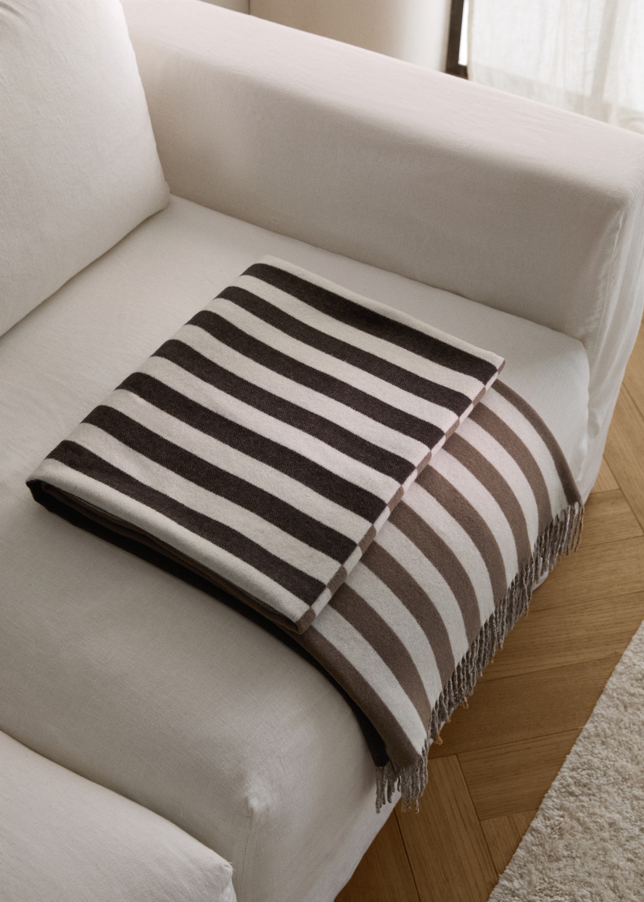 Zweifarbige Plaid mit Fransen - Allgemeine Ansicht, Schokolade. Ref: 17073818-00.