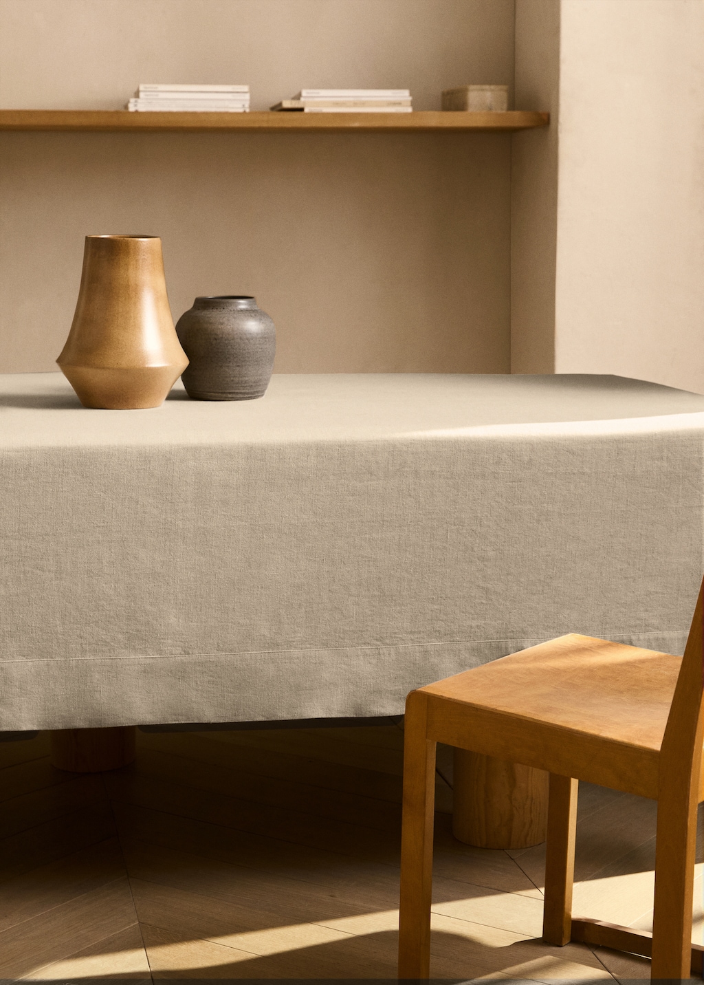 Linen tablecloth for 6 to 8 diners