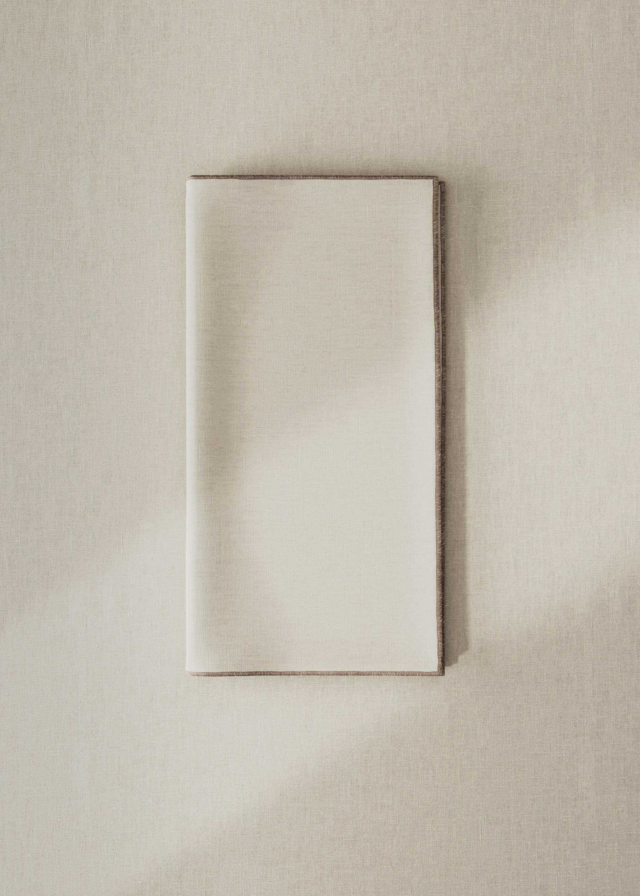 Linen napkin with contrasting overlock - General plane