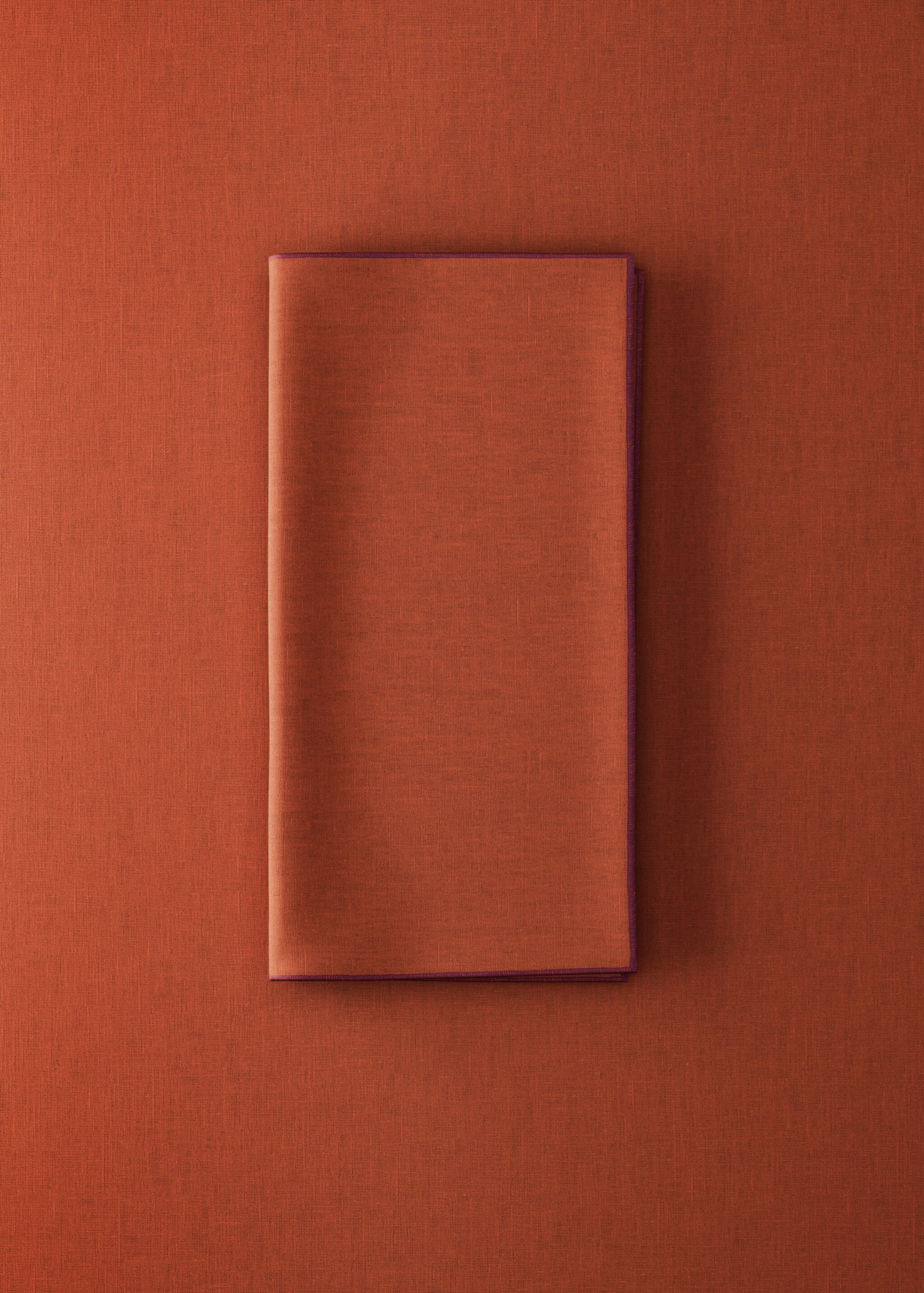 Linen napkin with contrasting overlock - General plane